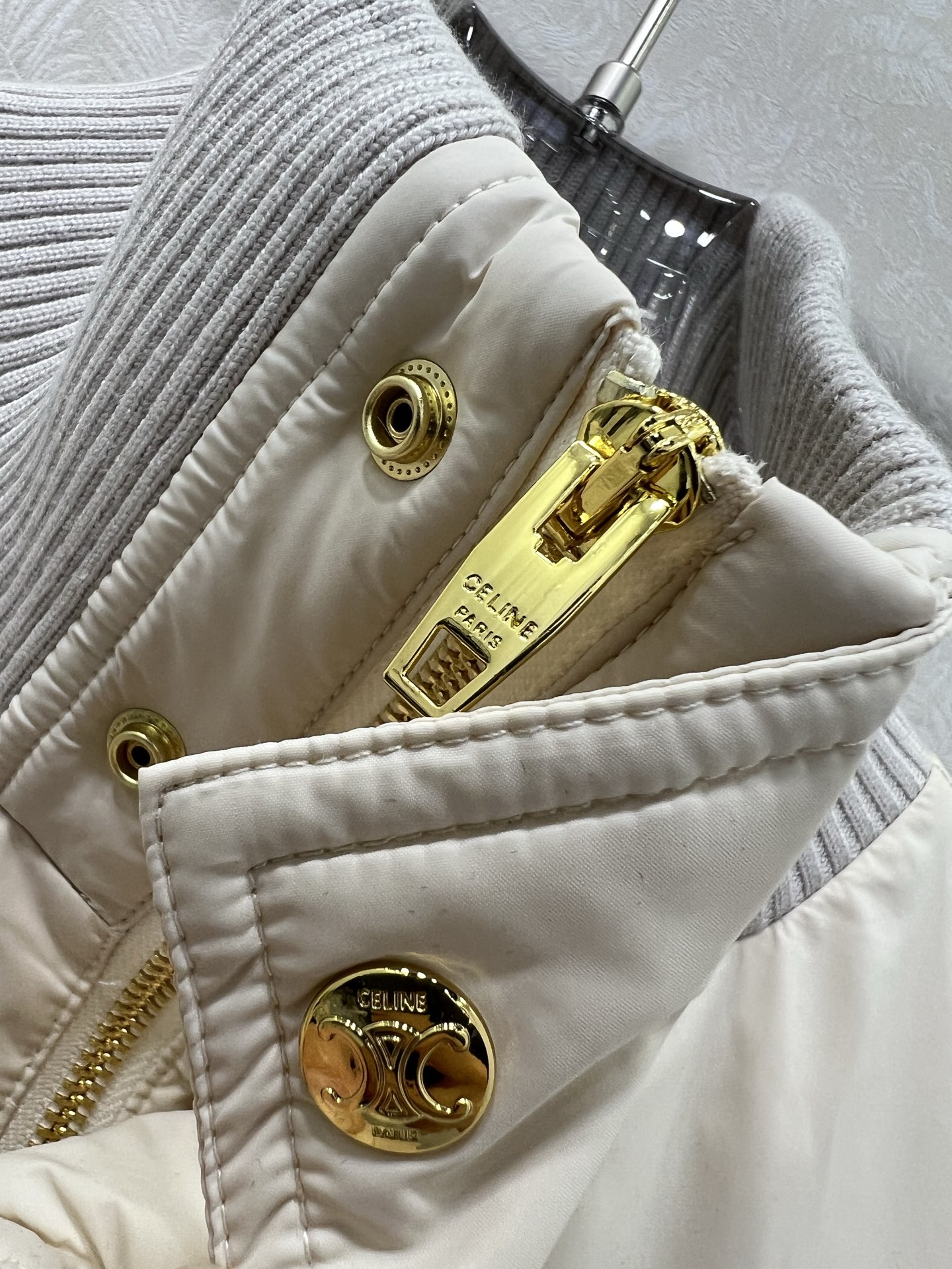 🔥🔥Celin* 25新款羽绒服 百分百90白鹅绒 高定出品精美羊毛针织领口 胸前凯旋门logo刺绣 定