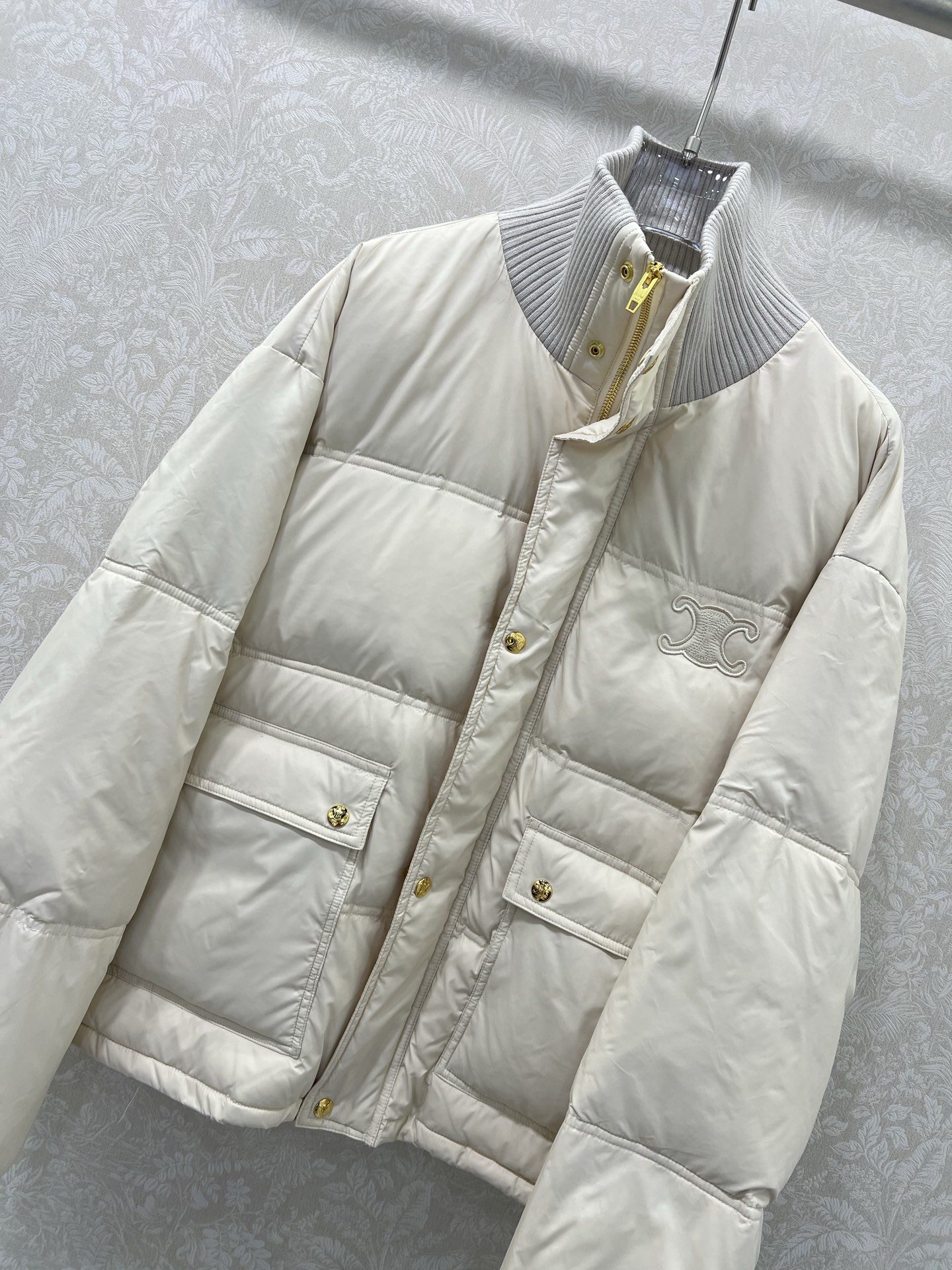 🔥🔥Celin* 25新款羽绒服 百分百90白鹅绒 高定出品精美羊毛针织领口 胸前凯旋门logo刺绣 定
