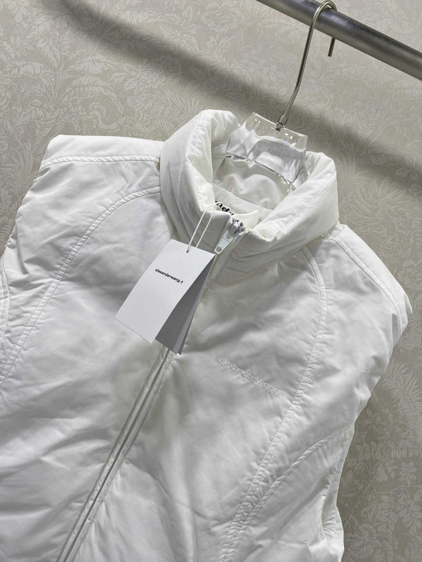 🔥🔥Alexander wan*g 25新款羽绒马甲 英伦风穿搭。经典立领面包服高级感满满的。进口90白