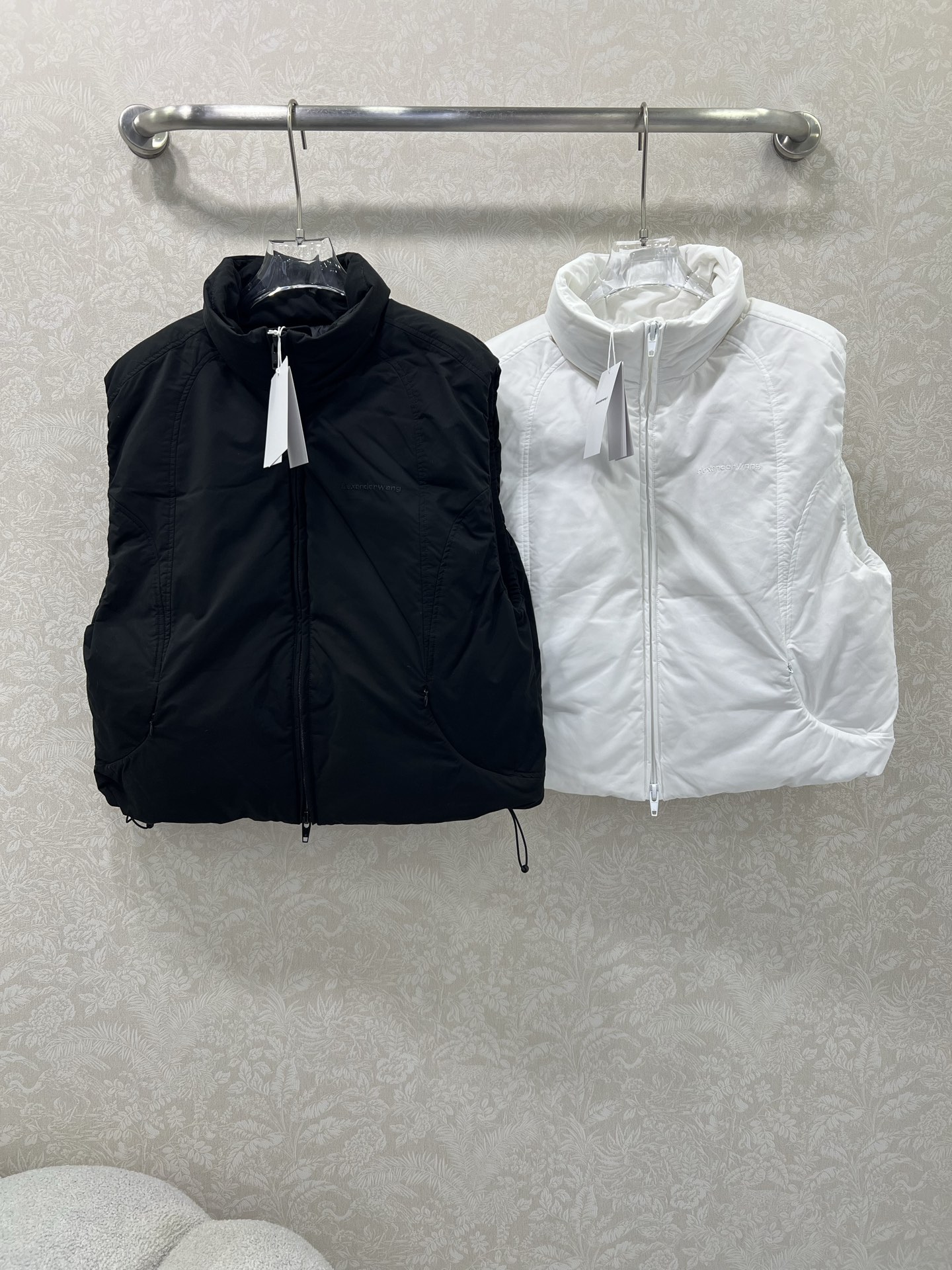 🔥🔥Alexander wan*g 25新款羽绒马甲 英伦风穿搭。经典立领面包服高级感满满的。进口90白