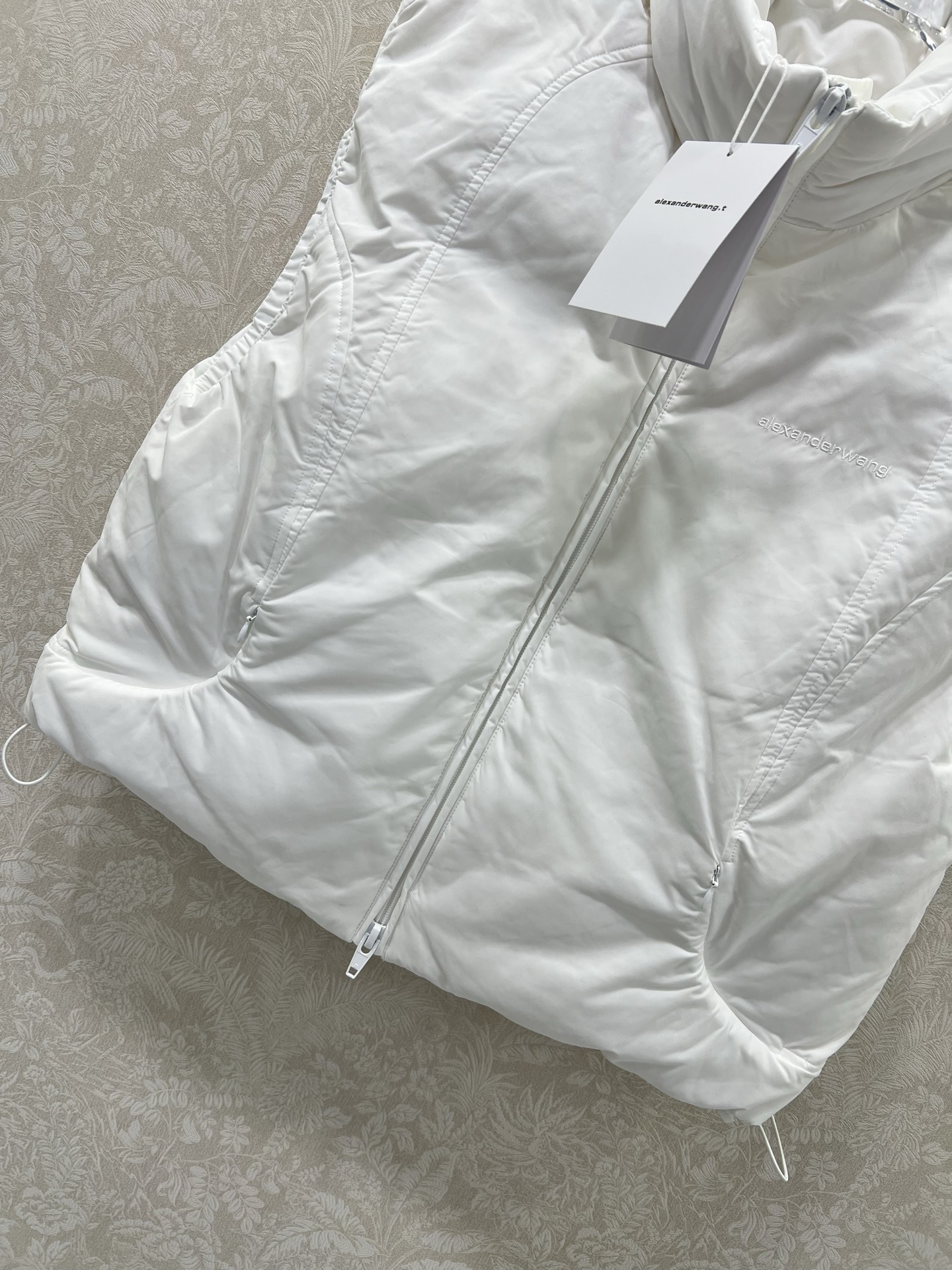 🔥🔥Alexander wan*g 25新款羽绒马甲 英伦风穿搭。经典立领面包服高级感满满的。进口90白