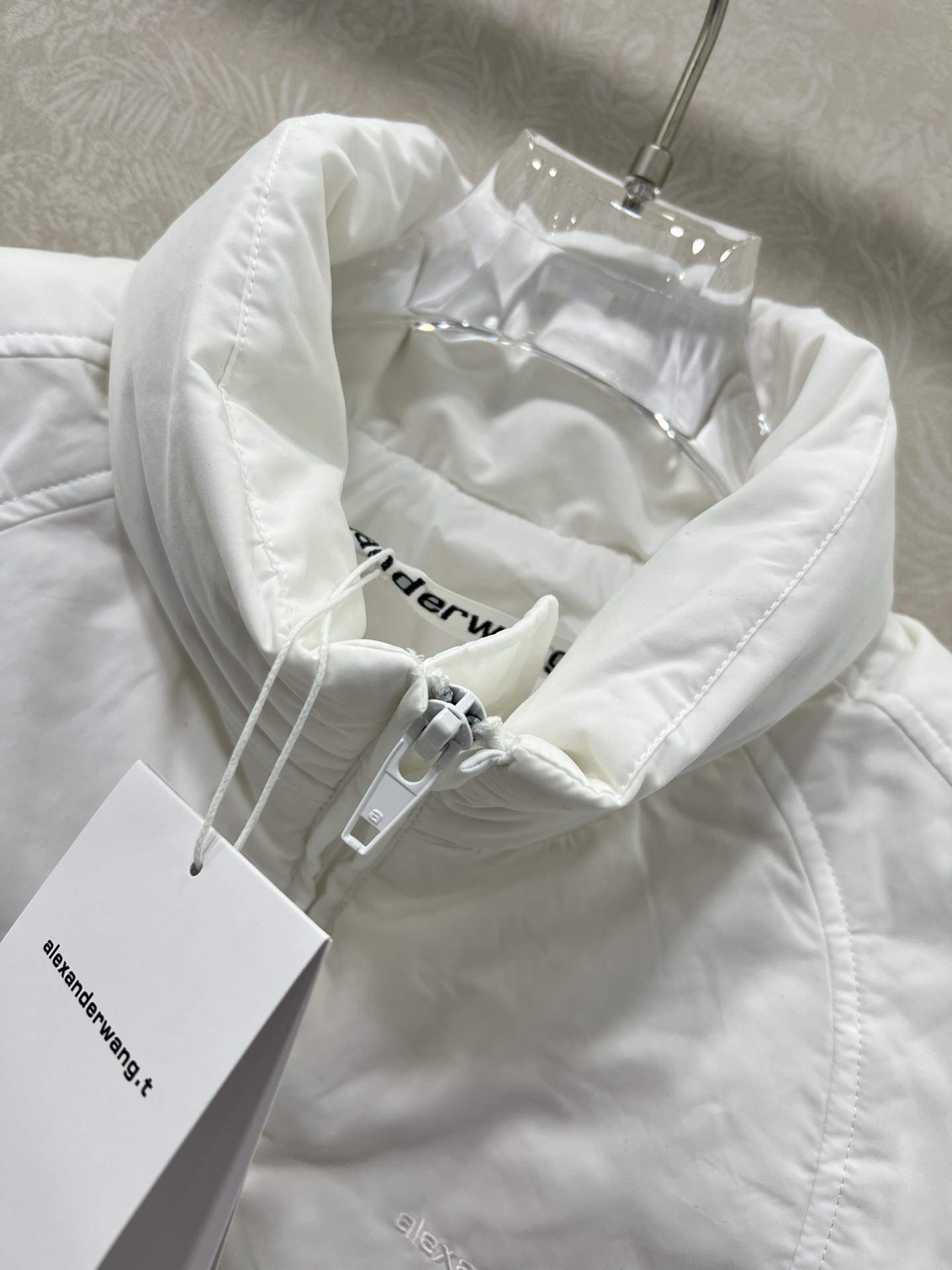 🔥🔥Alexander wan*g 25新款羽绒马甲 英伦风穿搭。经典立领面包服高级感满满的。进口90白