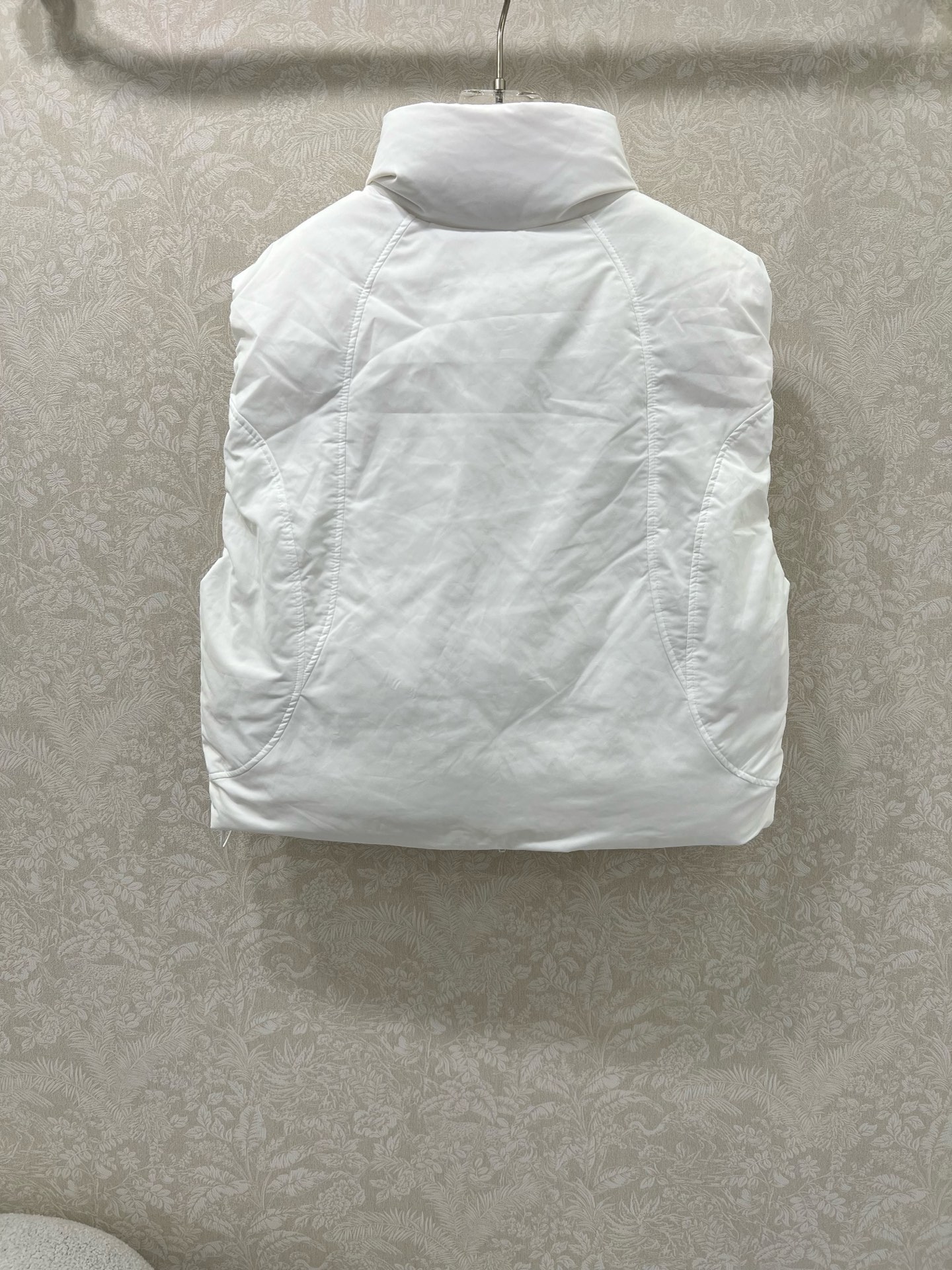 🔥🔥Alexander wan*g 25新款羽绒马甲 英伦风穿搭。经典立领面包服高级感满满的。进口90白