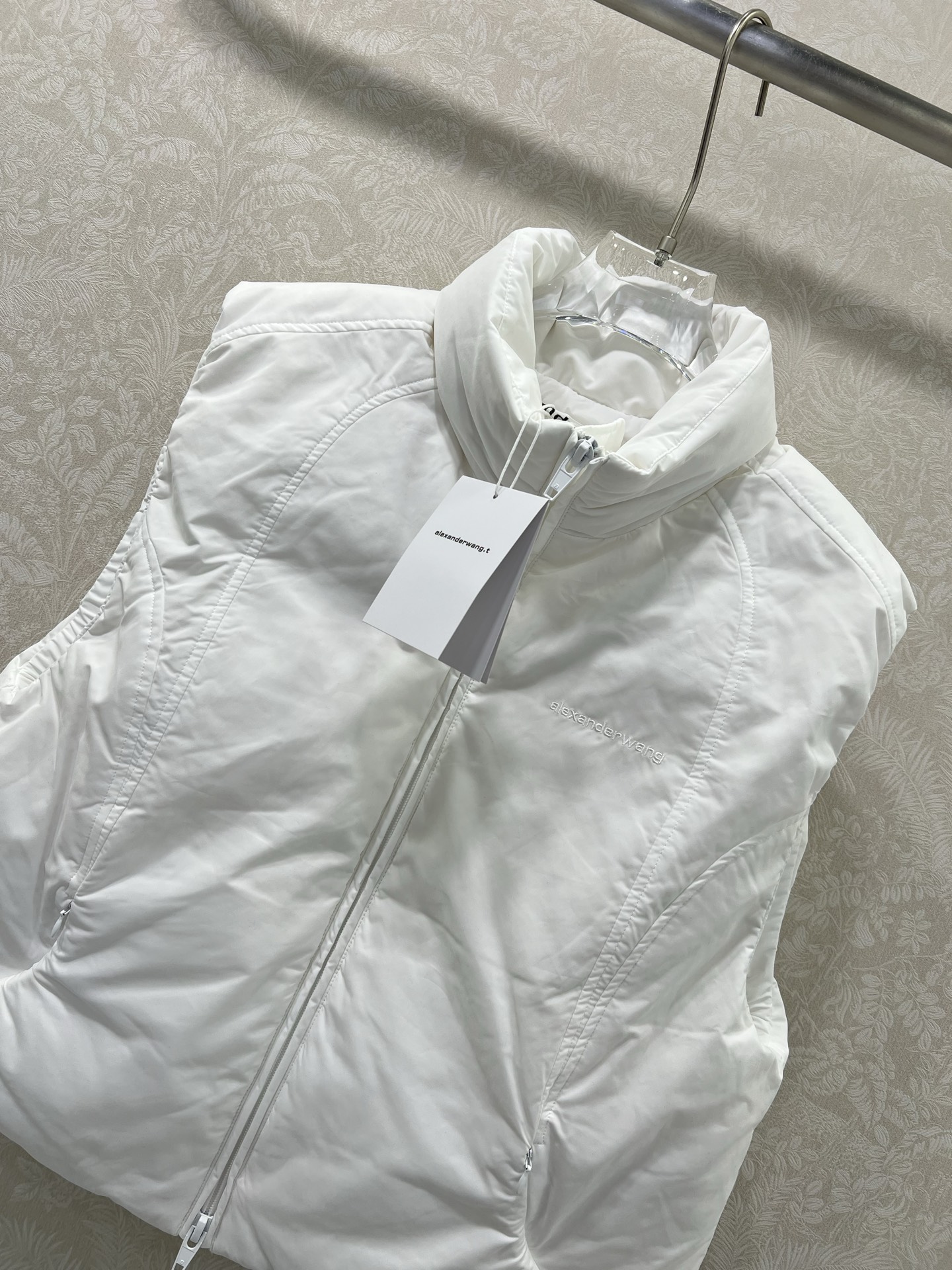 🔥🔥Alexander wan*g 25新款羽绒马甲 英伦风穿搭。经典立领面包服高级感满满的。进口90白