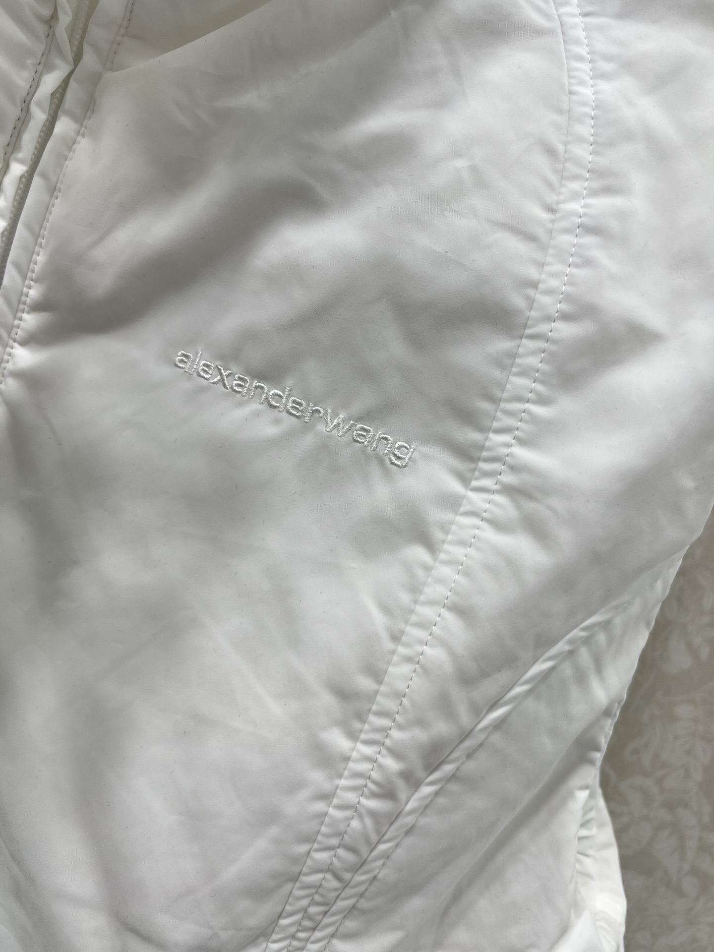 🔥🔥Alexander wan*g 25新款羽绒马甲 英伦风穿搭。经典立领面包服高级感满满的。进口90白