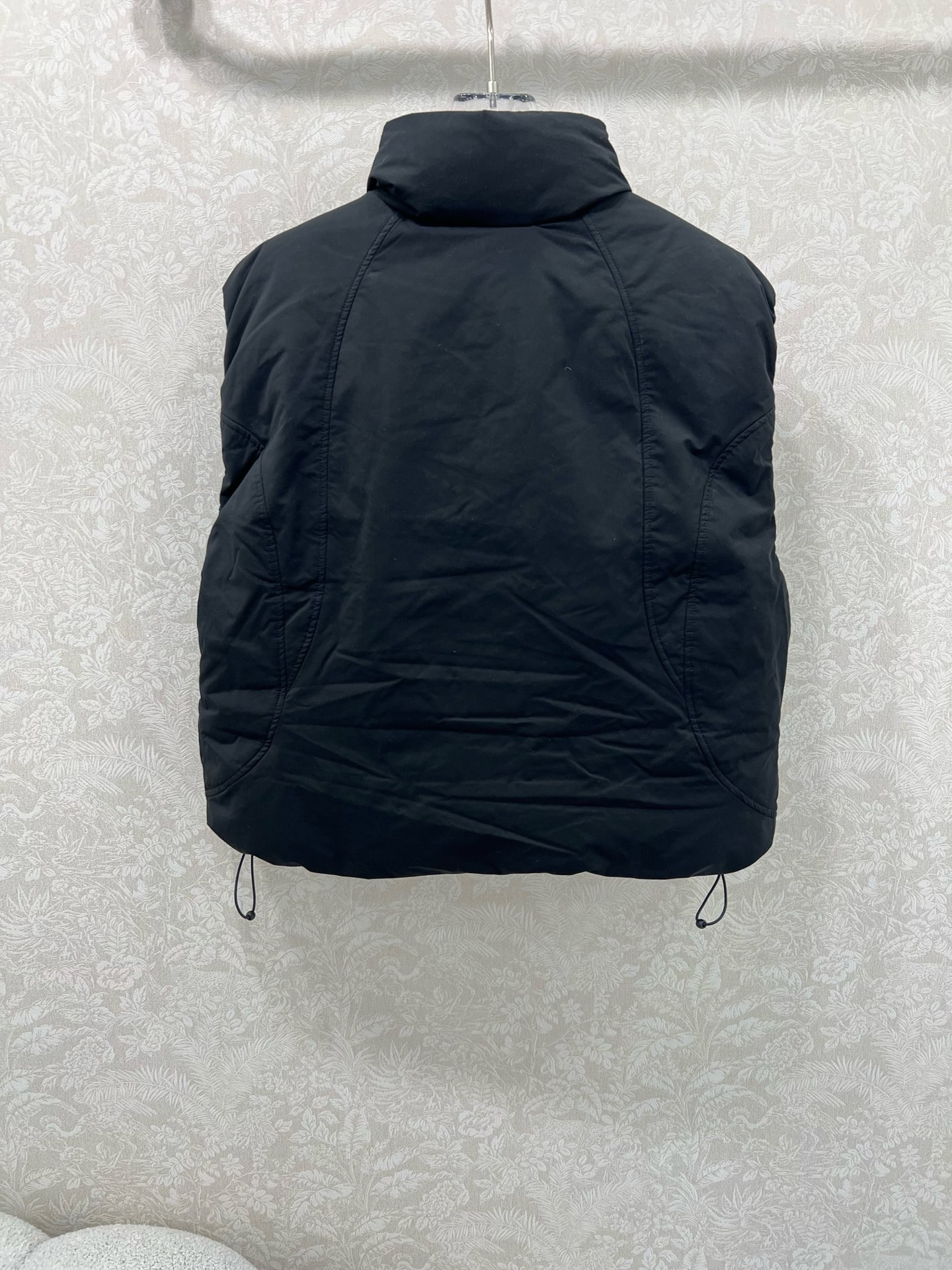 🔥🔥Alexander wan*g 25新款羽绒马甲 英伦风穿搭。经典立领面包服高级感满满的。进口90白