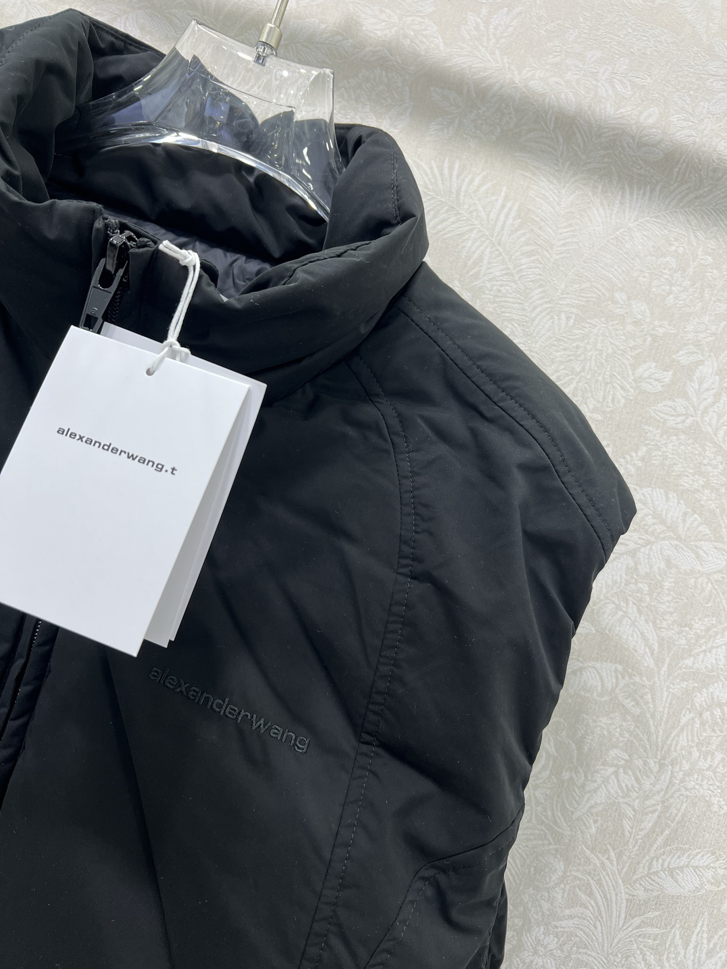 🔥🔥Alexander wan*g 25新款羽绒马甲 英伦风穿搭。经典立领面包服高级感满满的。进口90白