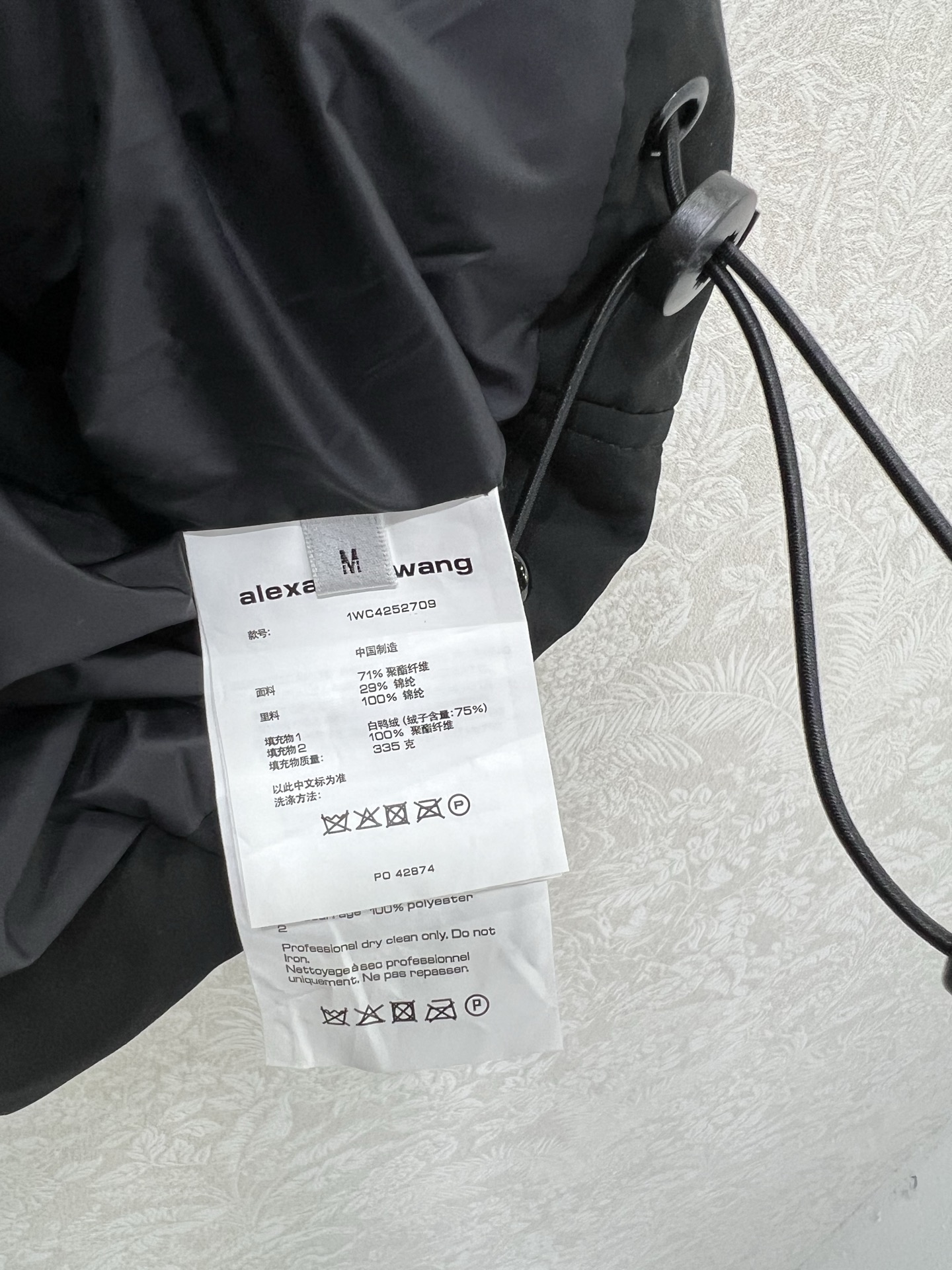 🔥🔥Alexander wan*g 25新款羽绒马甲 英伦风穿搭。经典立领面包服高级感满满的。进口90白