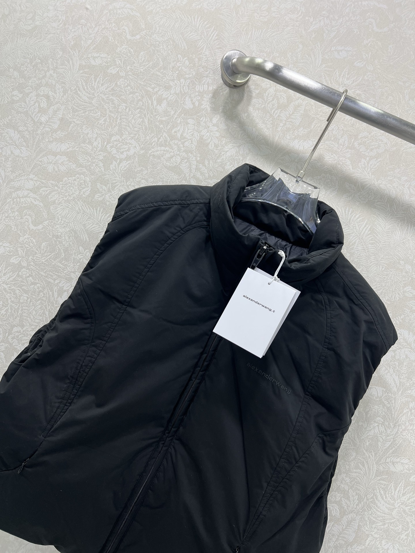 🔥🔥Alexander wan*g 25新款羽绒马甲 英伦风穿搭。经典立领面包服高级感满满的。进口90白