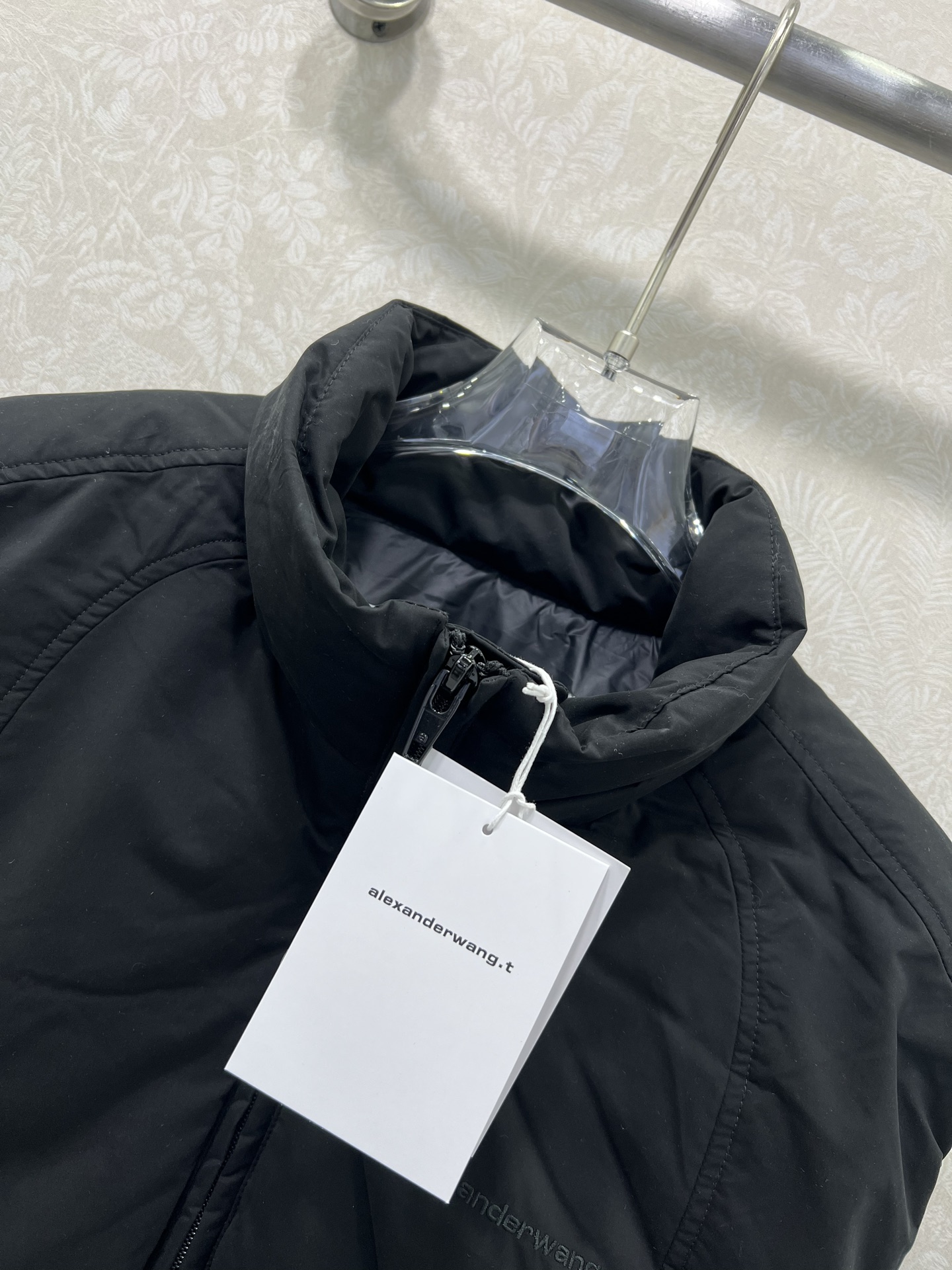 🔥🔥Alexander wan*g 25新款羽绒马甲 英伦风穿搭。经典立领面包服高级感满满的。进口90白