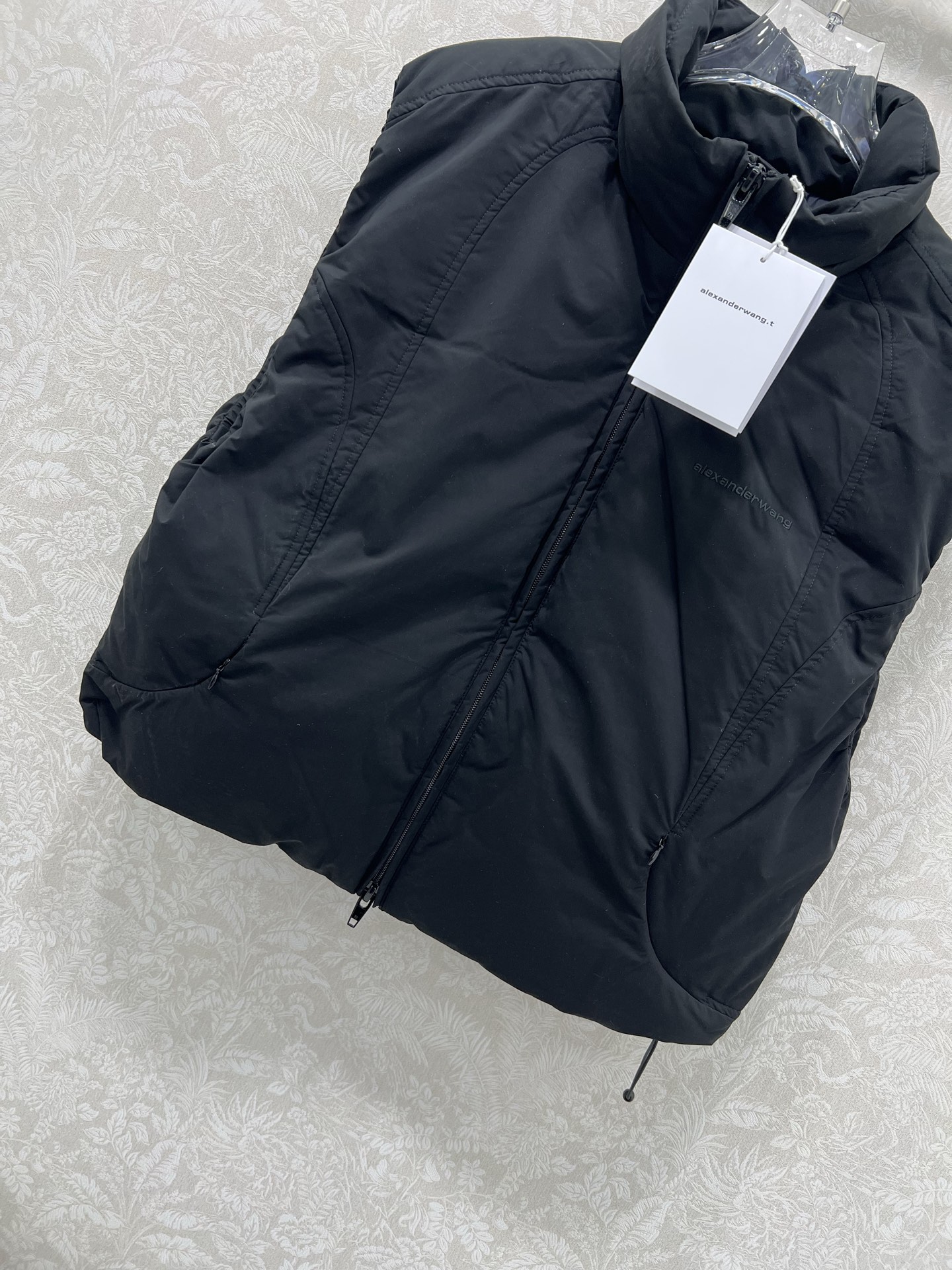 🔥🔥Alexander wan*g 25新款羽绒马甲 英伦风穿搭。经典立领面包服高级感满满的。进口90白