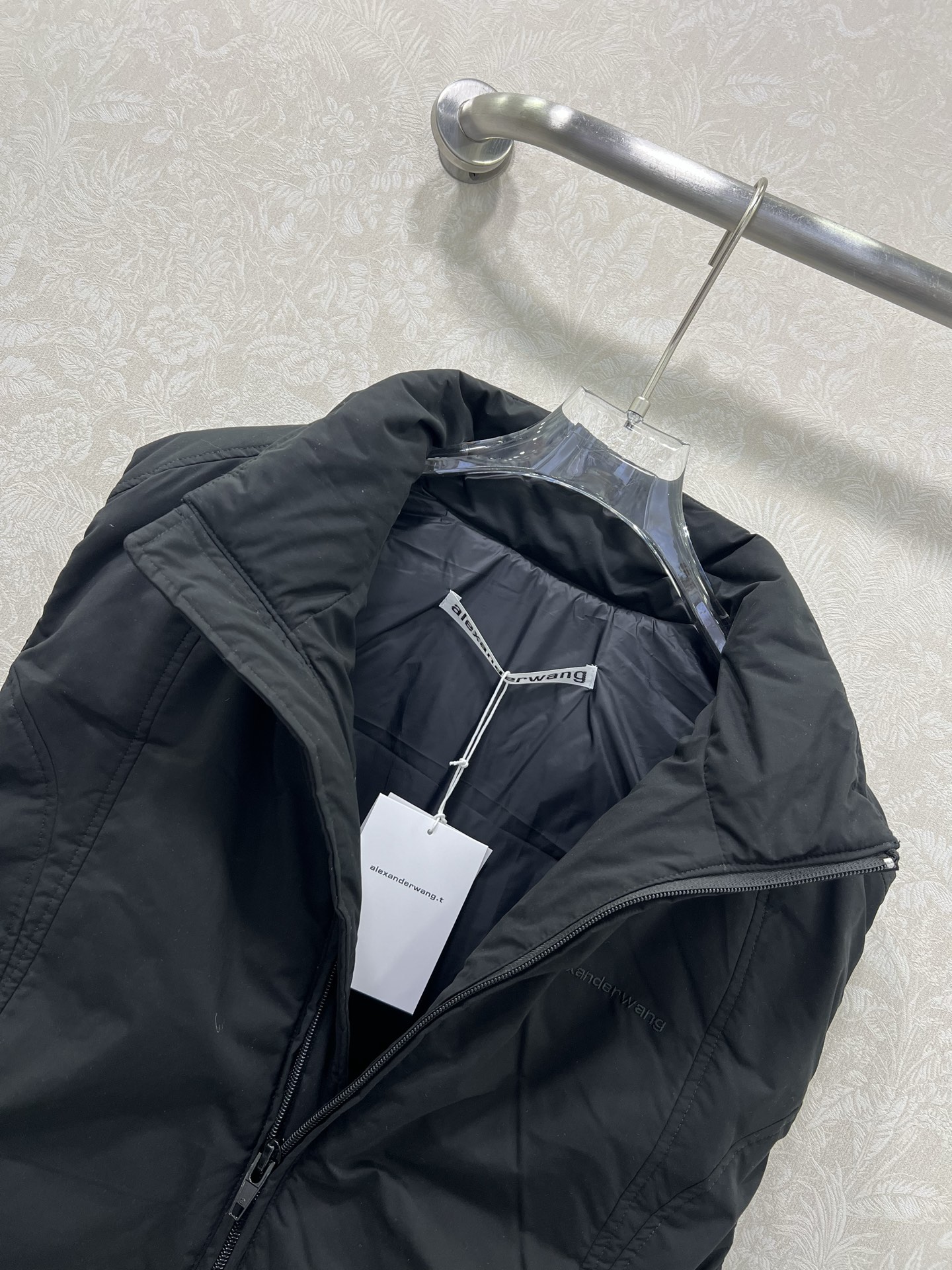 🔥🔥Alexander wan*g 25新款羽绒马甲 英伦风穿搭。经典立领面包服高级感满满的。进口90白