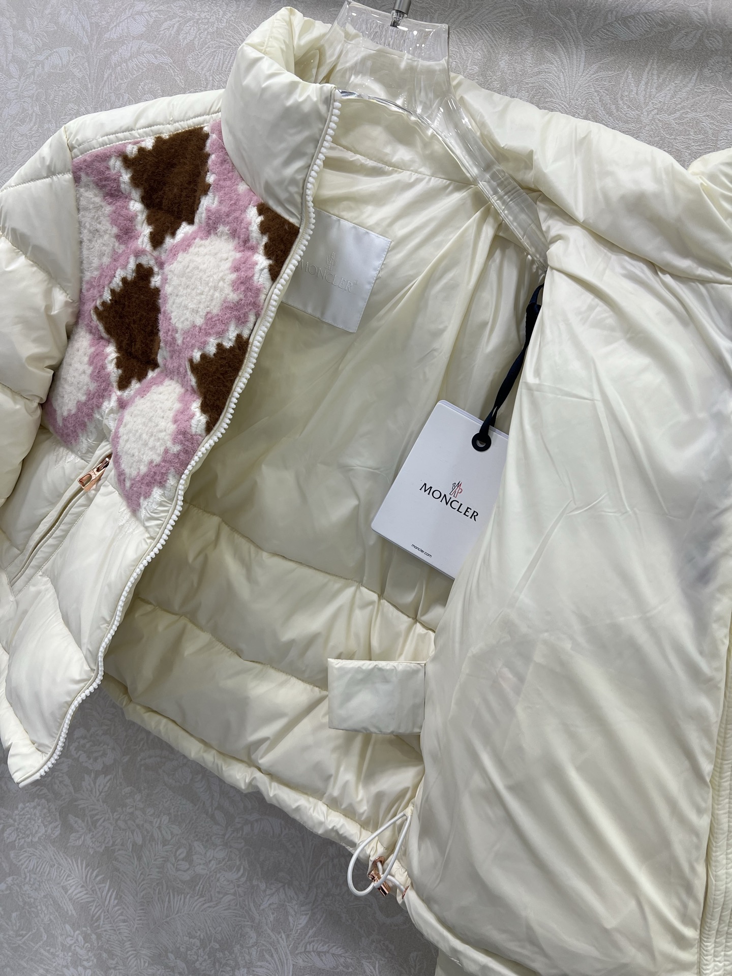 🔥🔥Moncl*r 25Fw秋冬新款 Megara毛线刺绣面包羽绒服高版出品！奶油白哑光羽绒面料塑造饱满