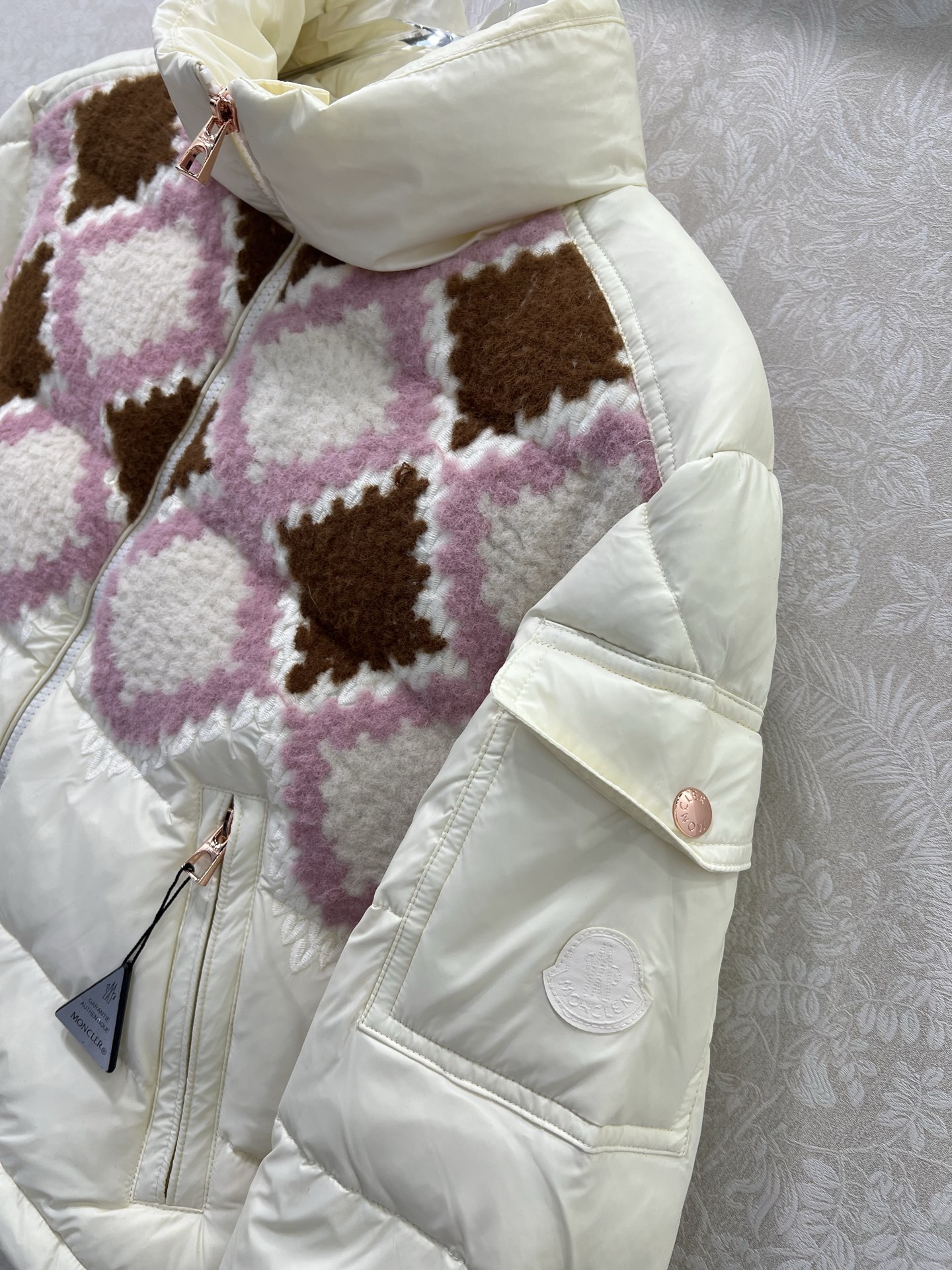 🔥🔥Moncl*r 25Fw秋冬新款 Megara毛线刺绣面包羽绒服高版出品！奶油白哑光羽绒面料塑造饱满