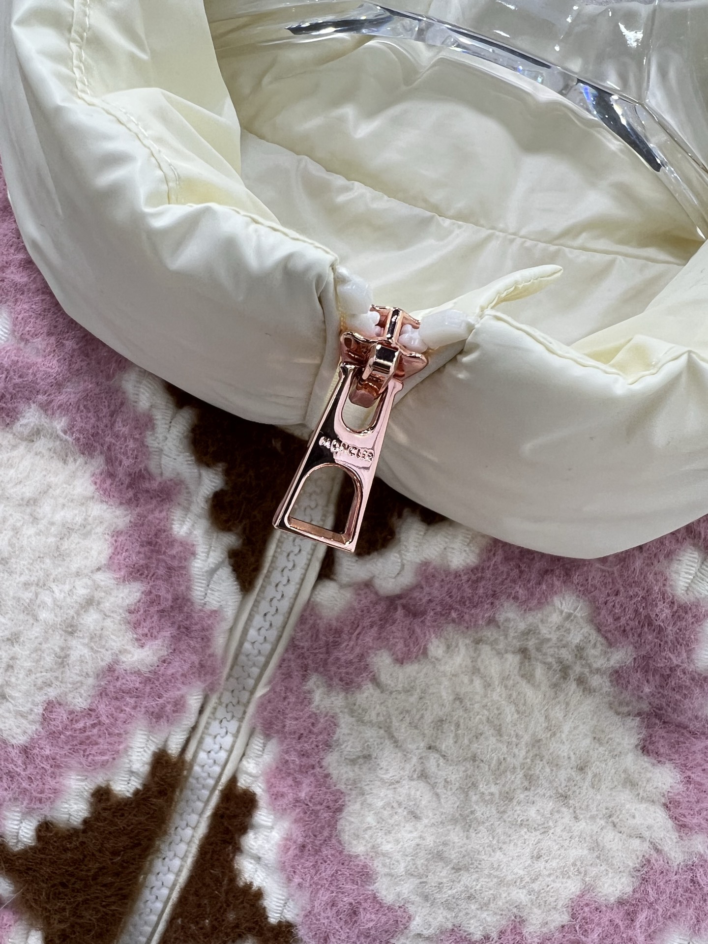 🔥🔥Moncl*r 25Fw秋冬新款 Megara毛线刺绣面包羽绒服高版出品！奶油白哑光羽绒面料塑造饱满