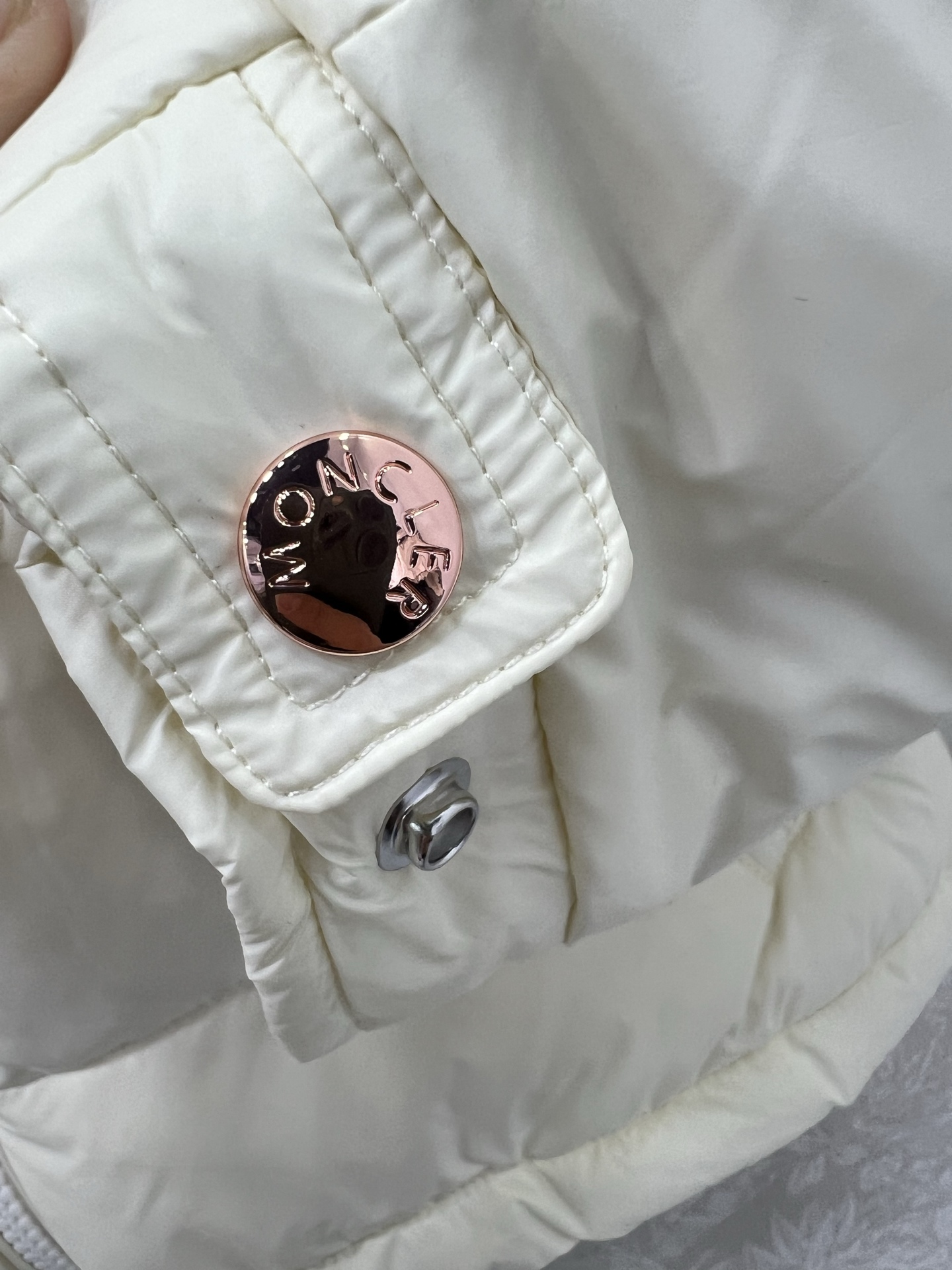 🔥🔥Moncl*r 25Fw秋冬新款 Megara毛线刺绣面包羽绒服高版出品！奶油白哑光羽绒面料塑造饱满