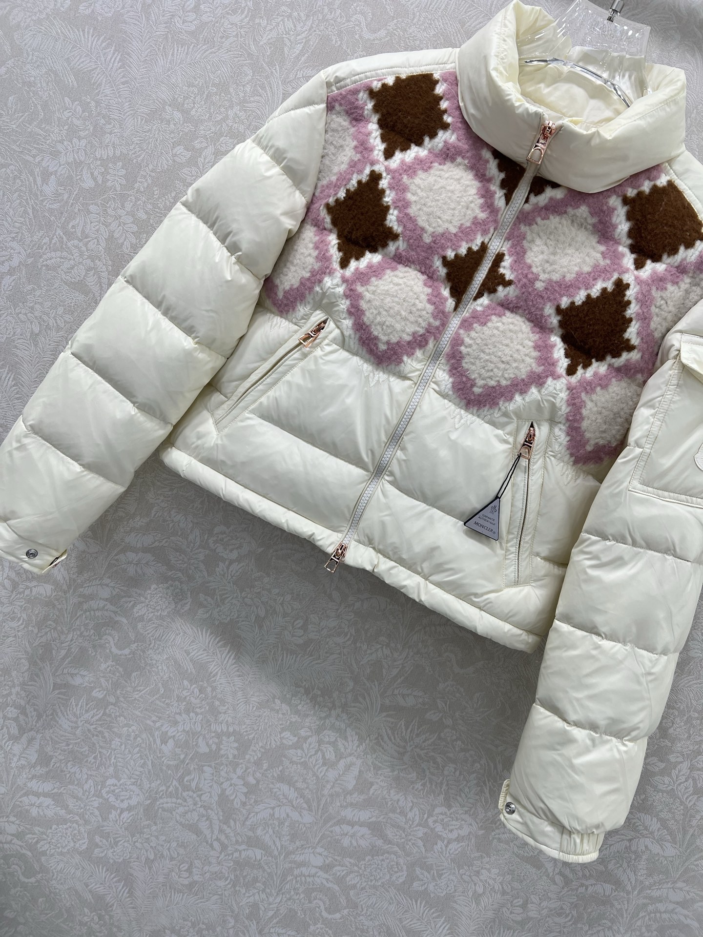 🔥🔥Moncl*r 25Fw秋冬新款 Megara毛线刺绣面包羽绒服高版出品！奶油白哑光羽绒面料塑造饱满