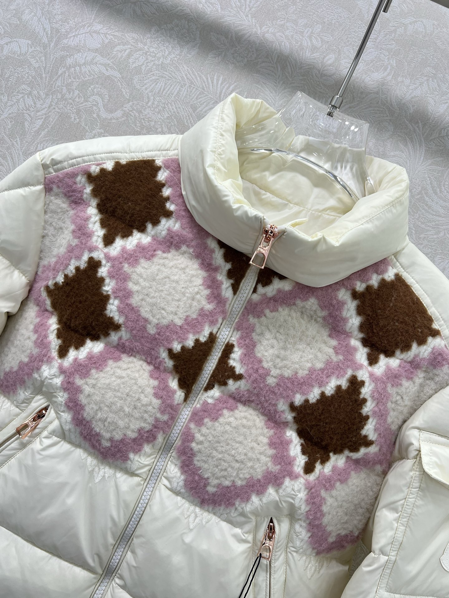 🔥🔥Moncl*r 25Fw秋冬新款 Megara毛线刺绣面包羽绒服高版出品！奶油白哑光羽绒面料塑造饱满