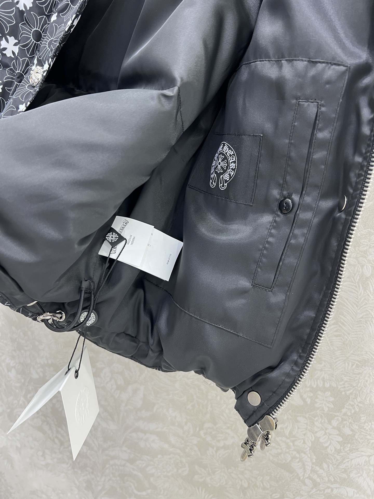 🔥🔥 Chrome Heart*克罗/心 25新款立领白鸭绒羽绒马甲 整体品牌logo印花 定制十字架五