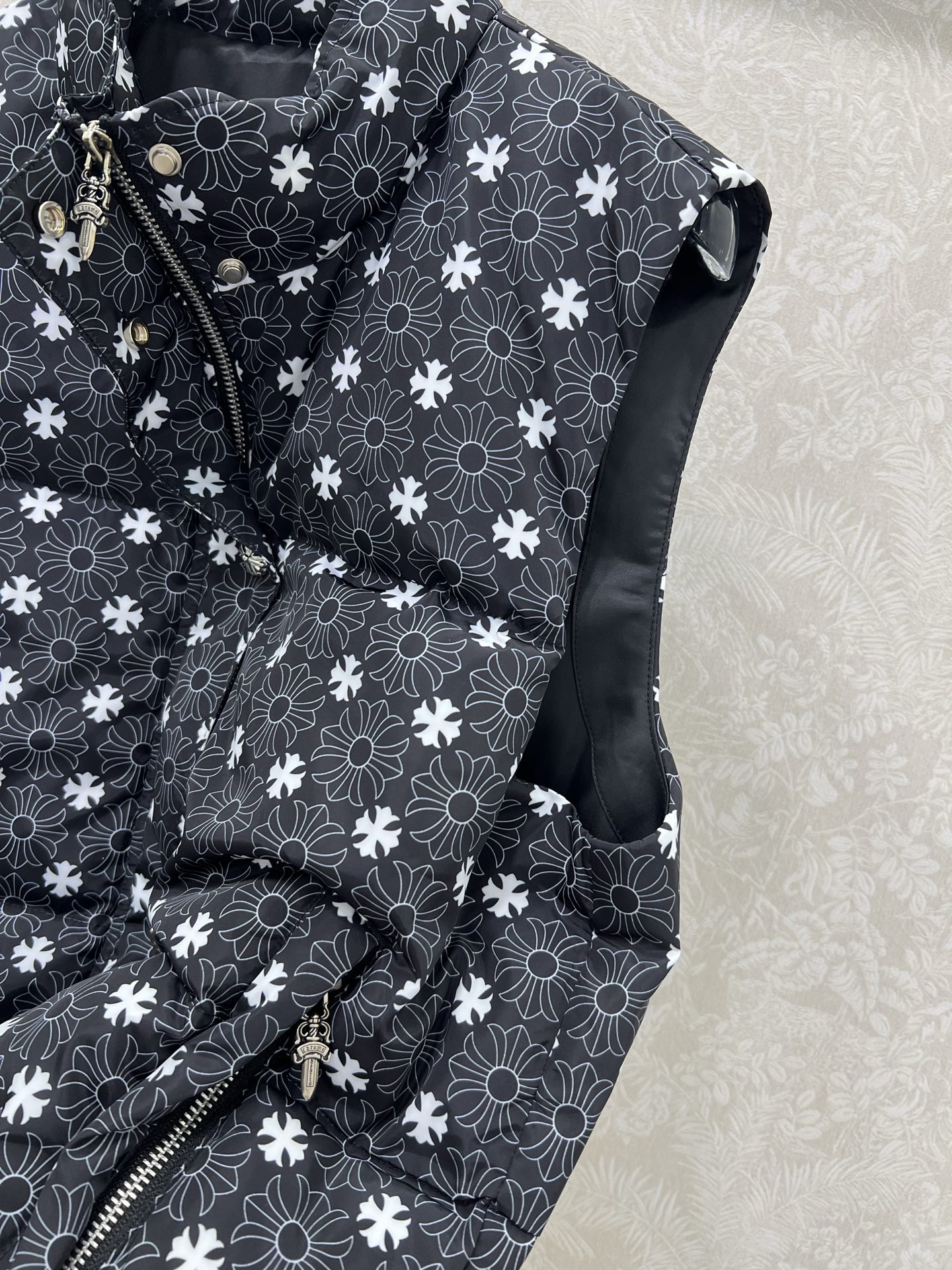 🔥🔥 Chrome Heart*克罗/心 25新款立领白鸭绒羽绒马甲 整体品牌logo印花 定制十字架五