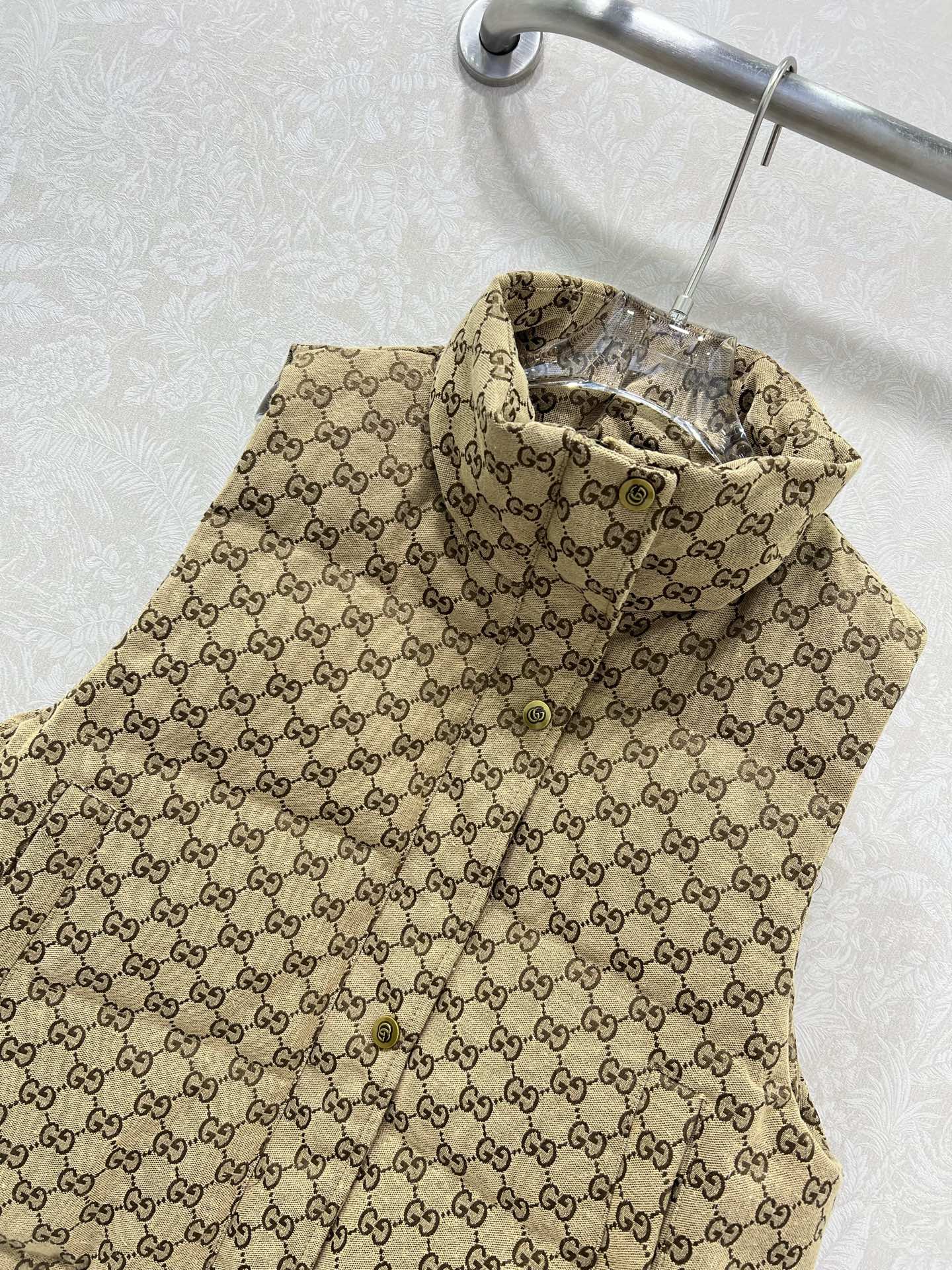 🔥🔥Gucc*25新款羽绒马甲 90白鸭绒 小g字母提花系列连帽撞色羽绒 满Logo印花 打造视觉层次感