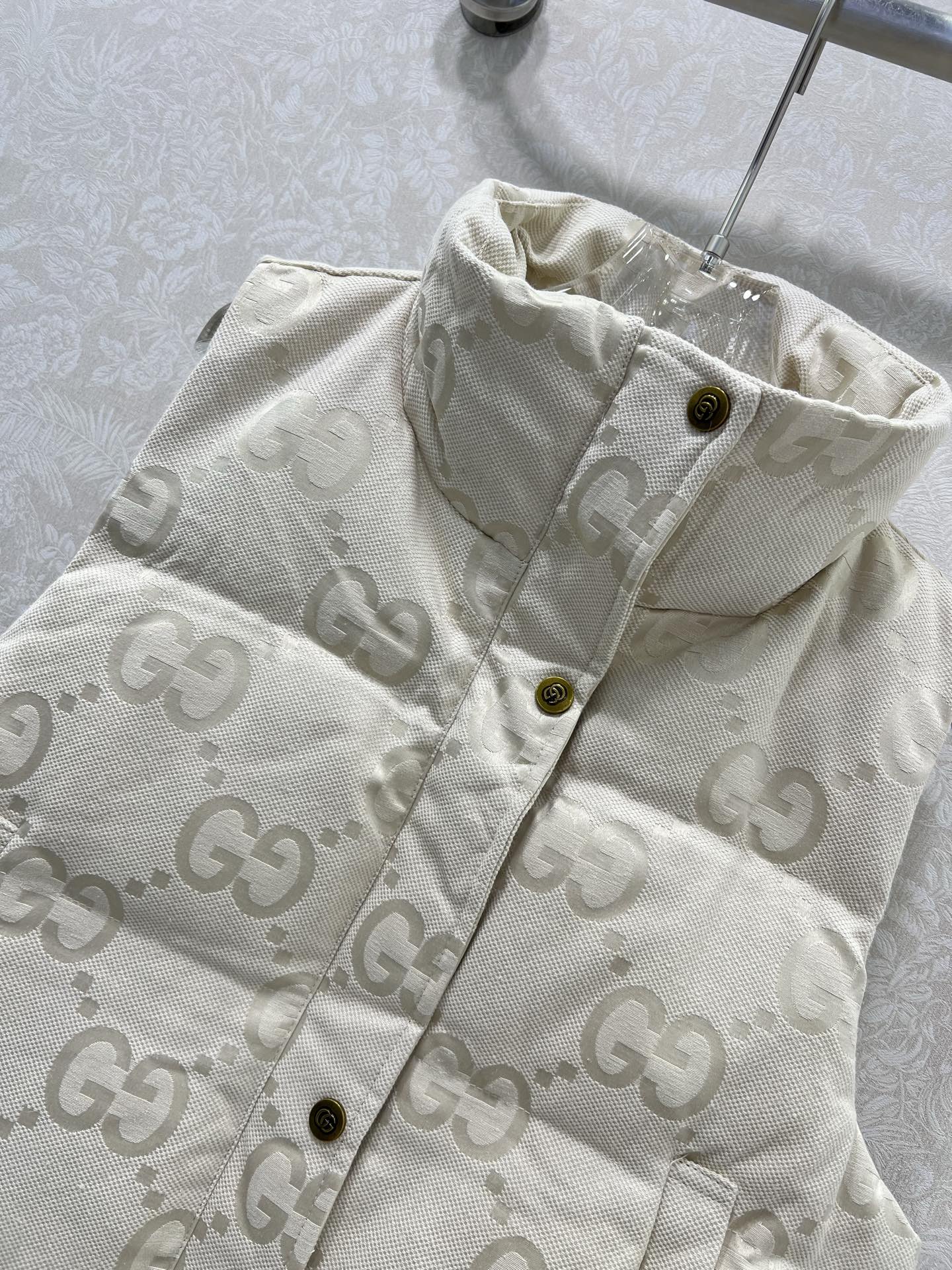 🔥🔥Gucc*25新款羽绒马甲 90白鸭绒 大g字母提花系列连帽撞色羽绒 满Logo印花 打造视觉层次感