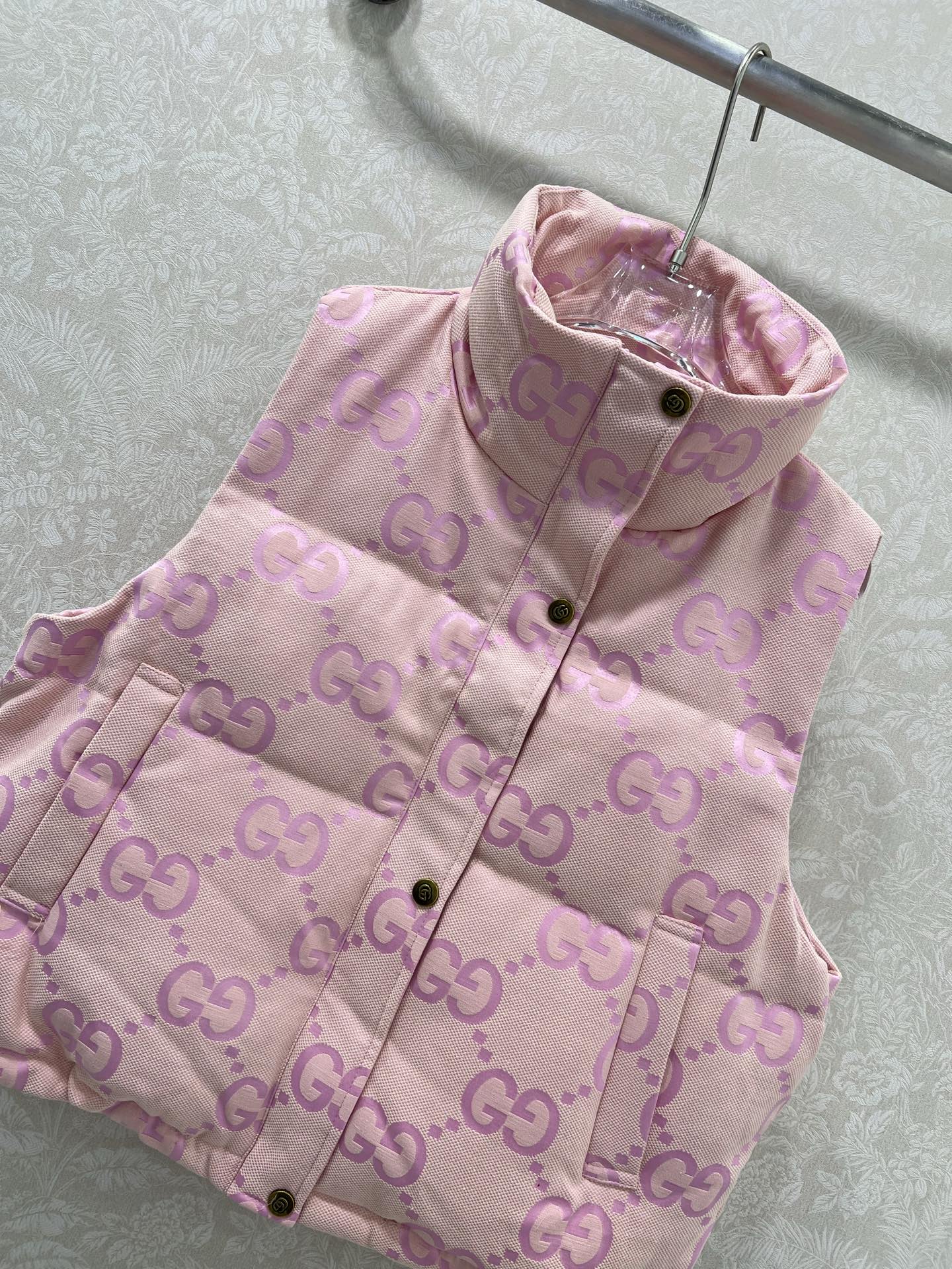 🔥🔥Gucc*25新款羽绒马甲 90白鸭绒 大g字母提花系列连帽撞色羽绒 满Logo印花 打造视觉层次感