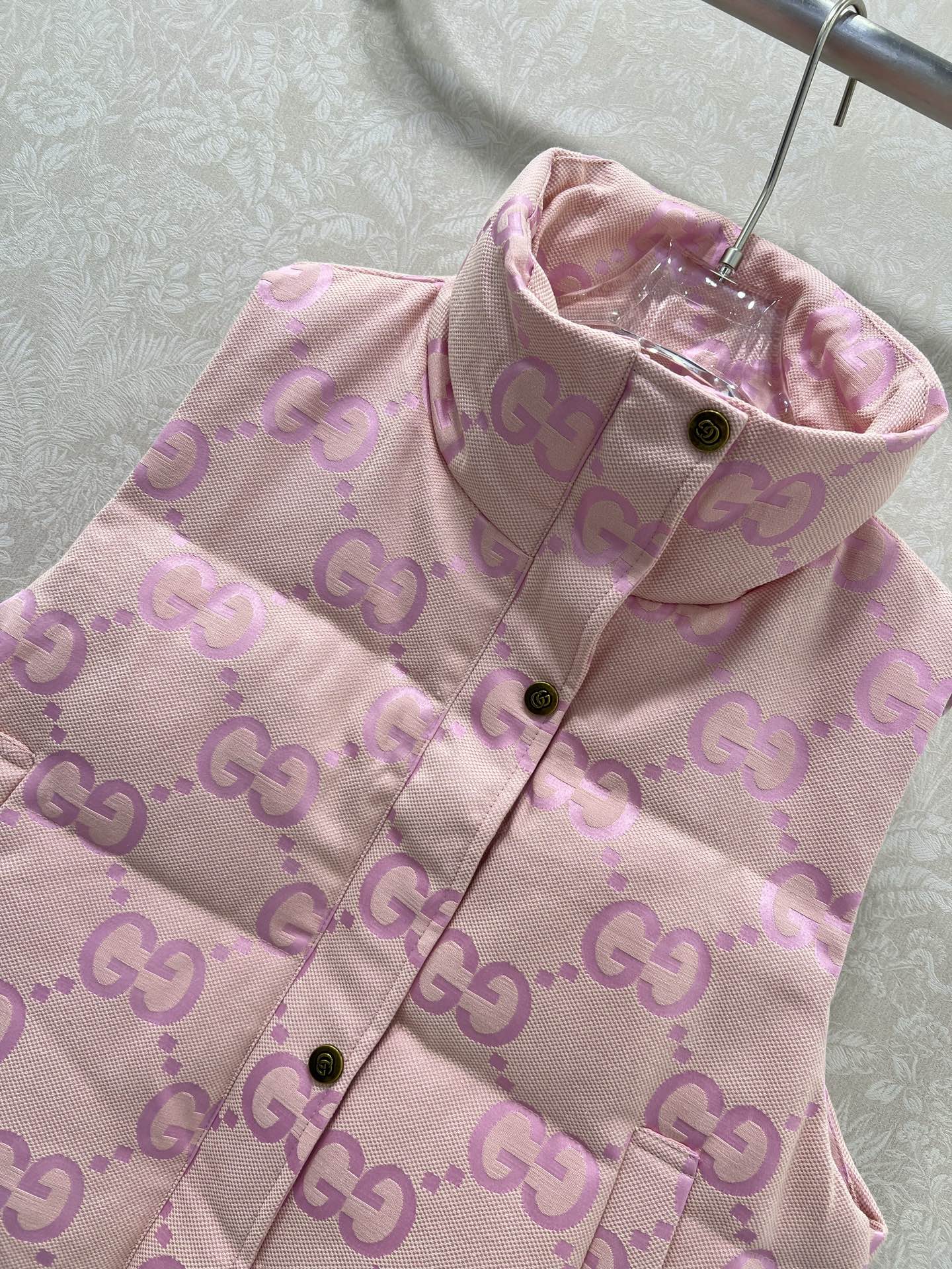 🔥🔥Gucc*25新款羽绒马甲 90白鸭绒 大g字母提花系列连帽撞色羽绒 满Logo印花 打造视觉层次感