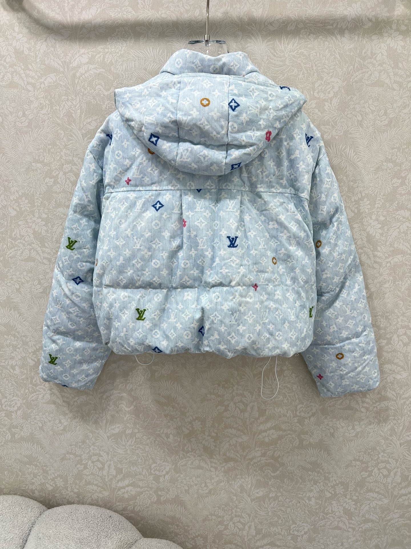 🔥🔥Louis Vui*ton 25新款羽绒服 90白鸭绒 彩色老花字母提花系列连帽撞色羽绒 满Logo