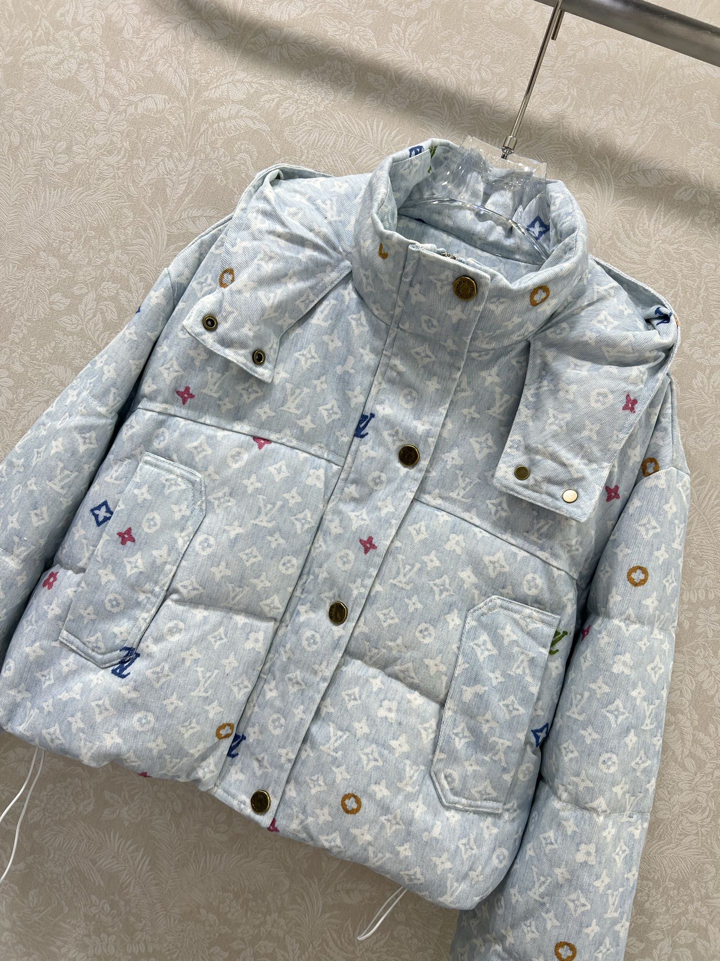 🔥🔥Louis Vui*ton 25新款羽绒服 90白鸭绒 彩色老花字母提花系列连帽撞色羽绒 满Logo