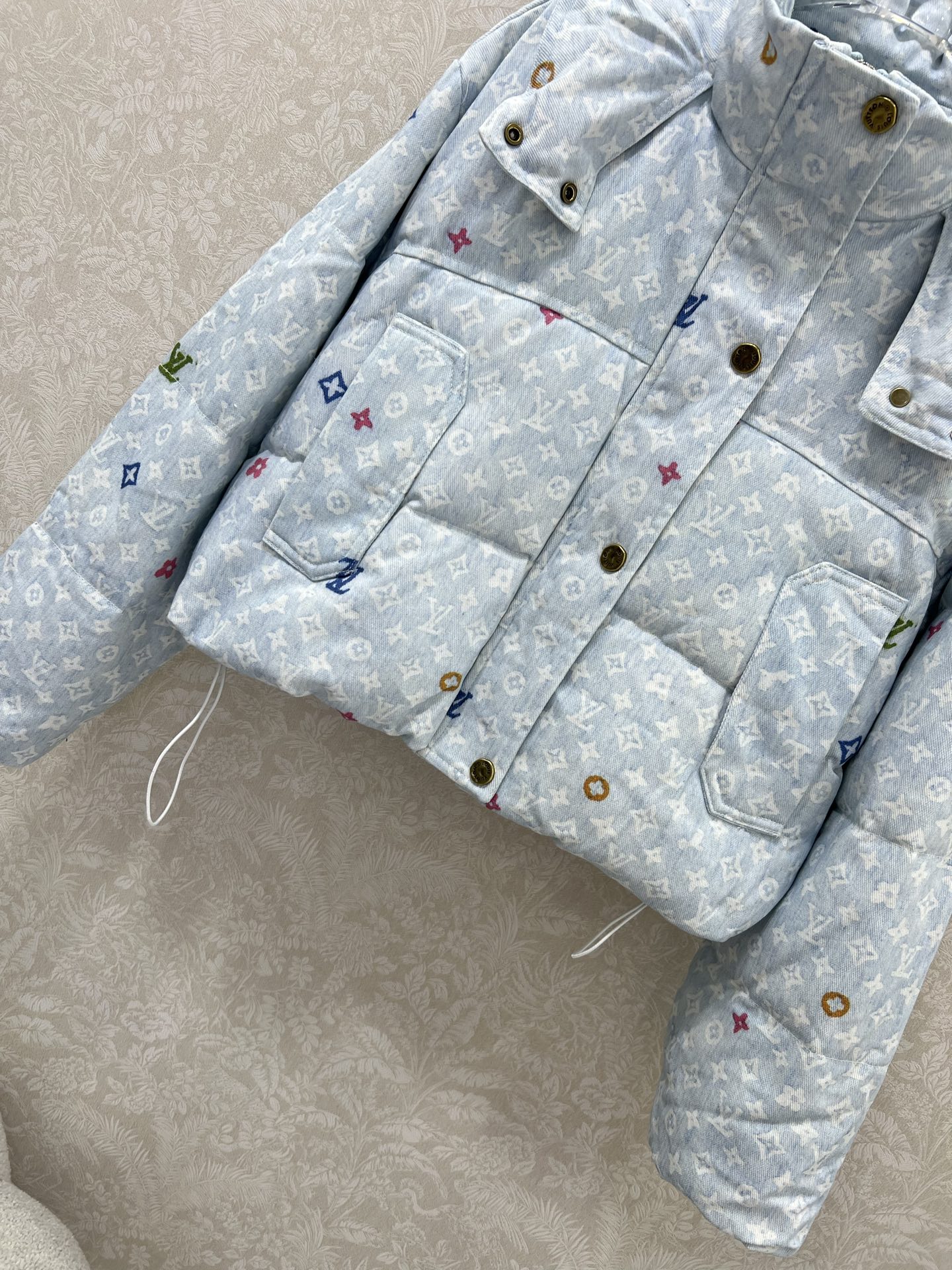 🔥🔥Louis Vui*ton 25新款羽绒服 90白鸭绒 彩色老花字母提花系列连帽撞色羽绒 满Logo