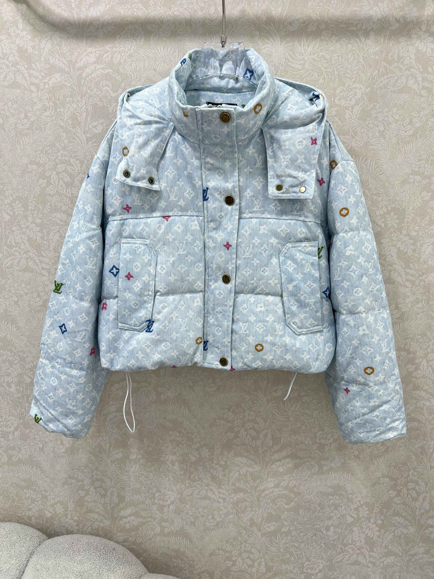 🔥🔥Louis Vui*ton 25新款羽绒服 90白鸭绒 彩色老花字母提花系列连帽撞色羽绒 满Logo