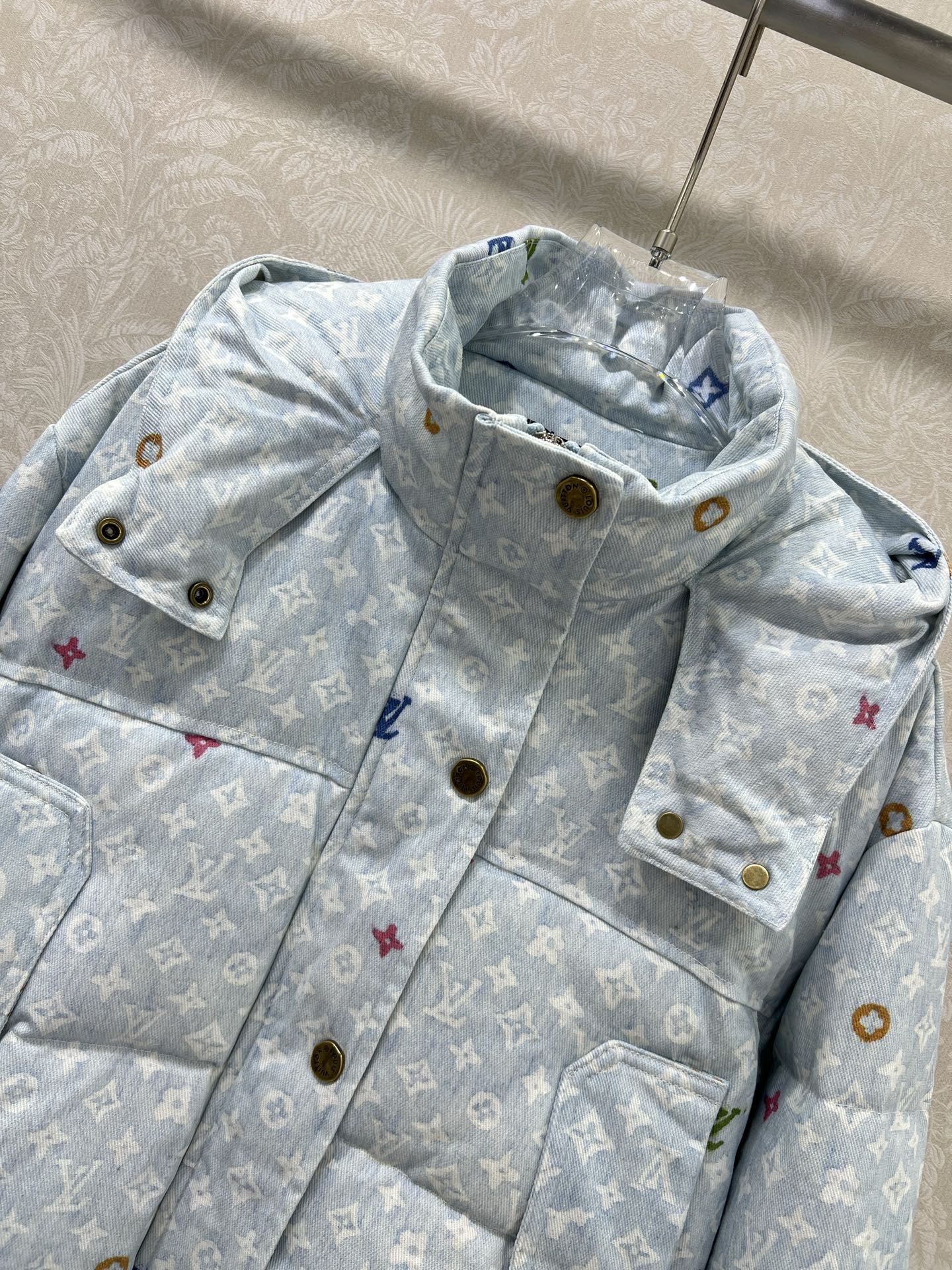 🔥🔥Louis Vui*ton 25新款羽绒服 90白鸭绒 彩色老花字母提花系列连帽撞色羽绒 满Logo