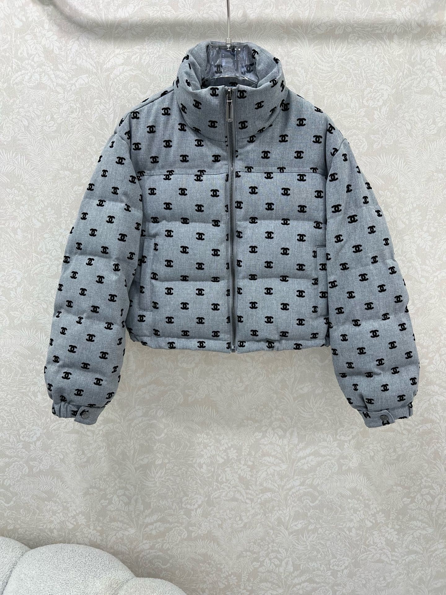 🔥🔥chan*l 25新款小立领植绒绸缎羽绒外套 90白鸭绒 双c logo植绒满印时髦好看 版型很赞 