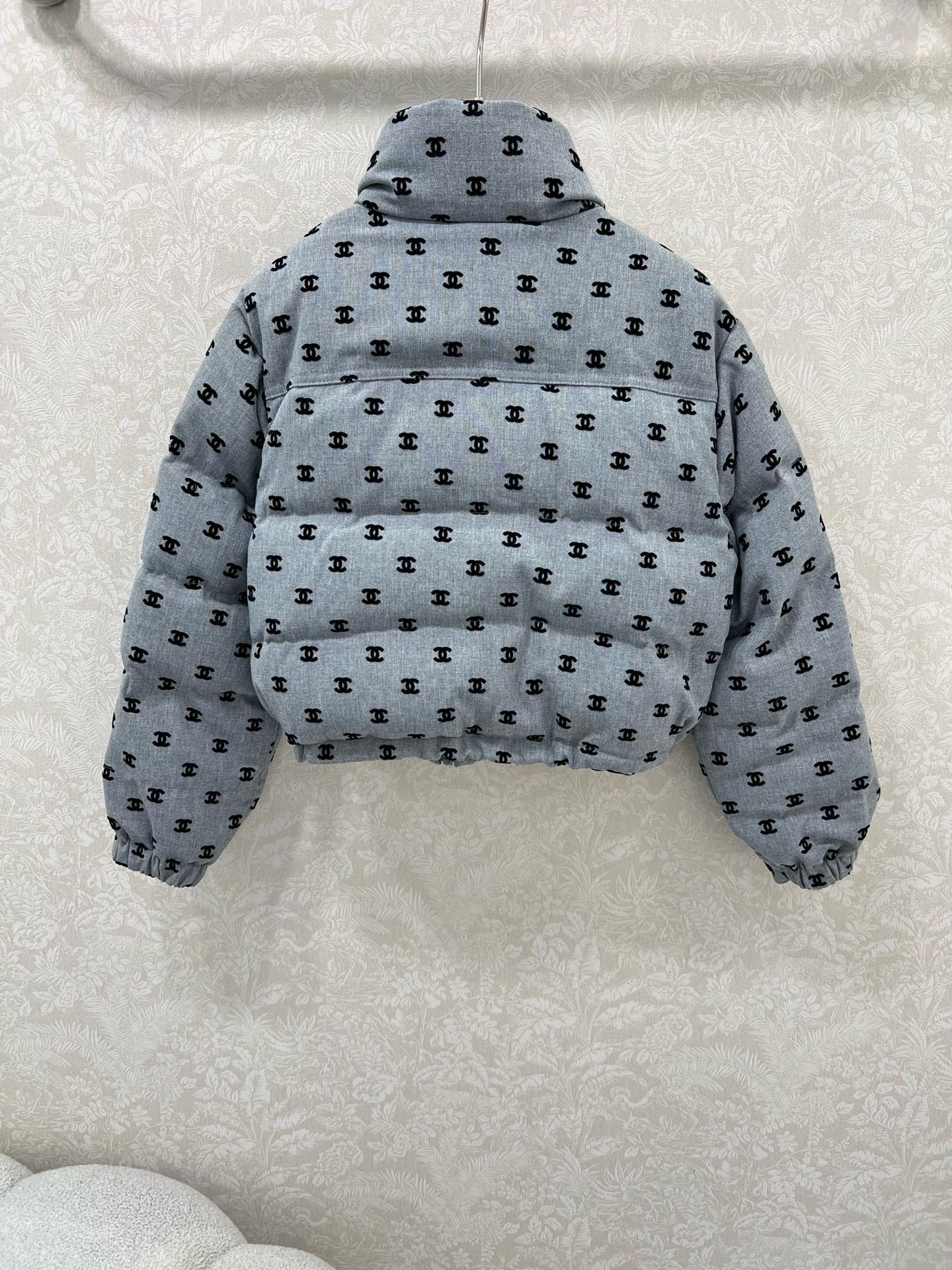 🔥🔥chan*l 25新款小立领植绒绸缎羽绒外套 90白鸭绒 双c logo植绒满印时髦好看 版型很赞 