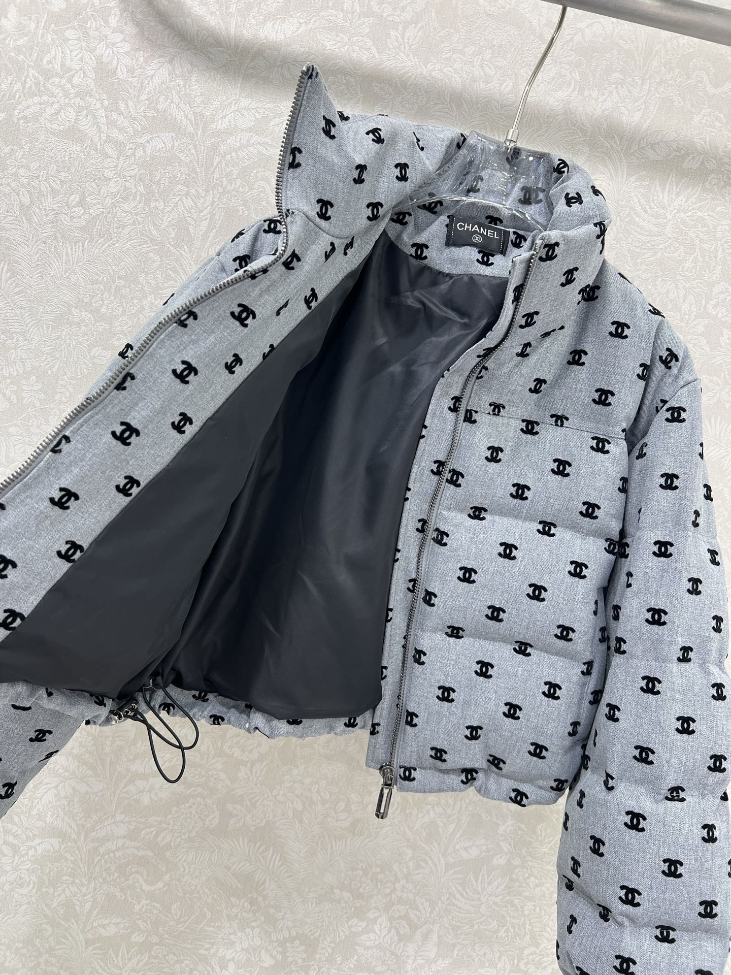 🔥🔥chan*l 25新款小立领植绒绸缎羽绒外套 90白鸭绒 双c logo植绒满印时髦好看 版型很赞 