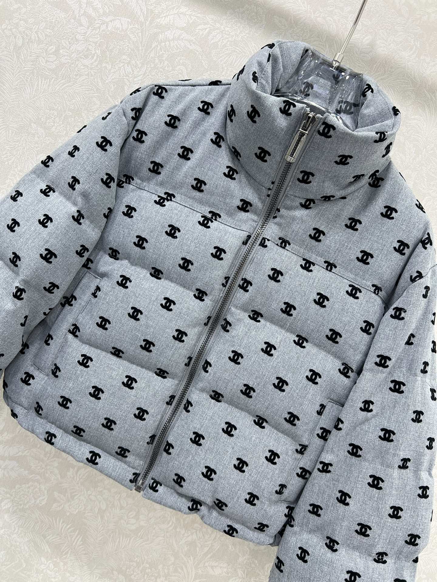 🔥🔥chan*l 25新款小立领植绒绸缎羽绒外套 90白鸭绒 双c logo植绒满印时髦好看 版型很赞 