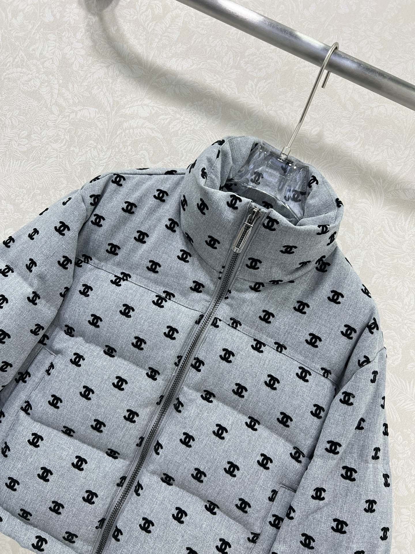 🔥🔥chan*l 25新款小立领植绒绸缎羽绒外套 90白鸭绒 双c logo植绒满印时髦好看 版型很赞 