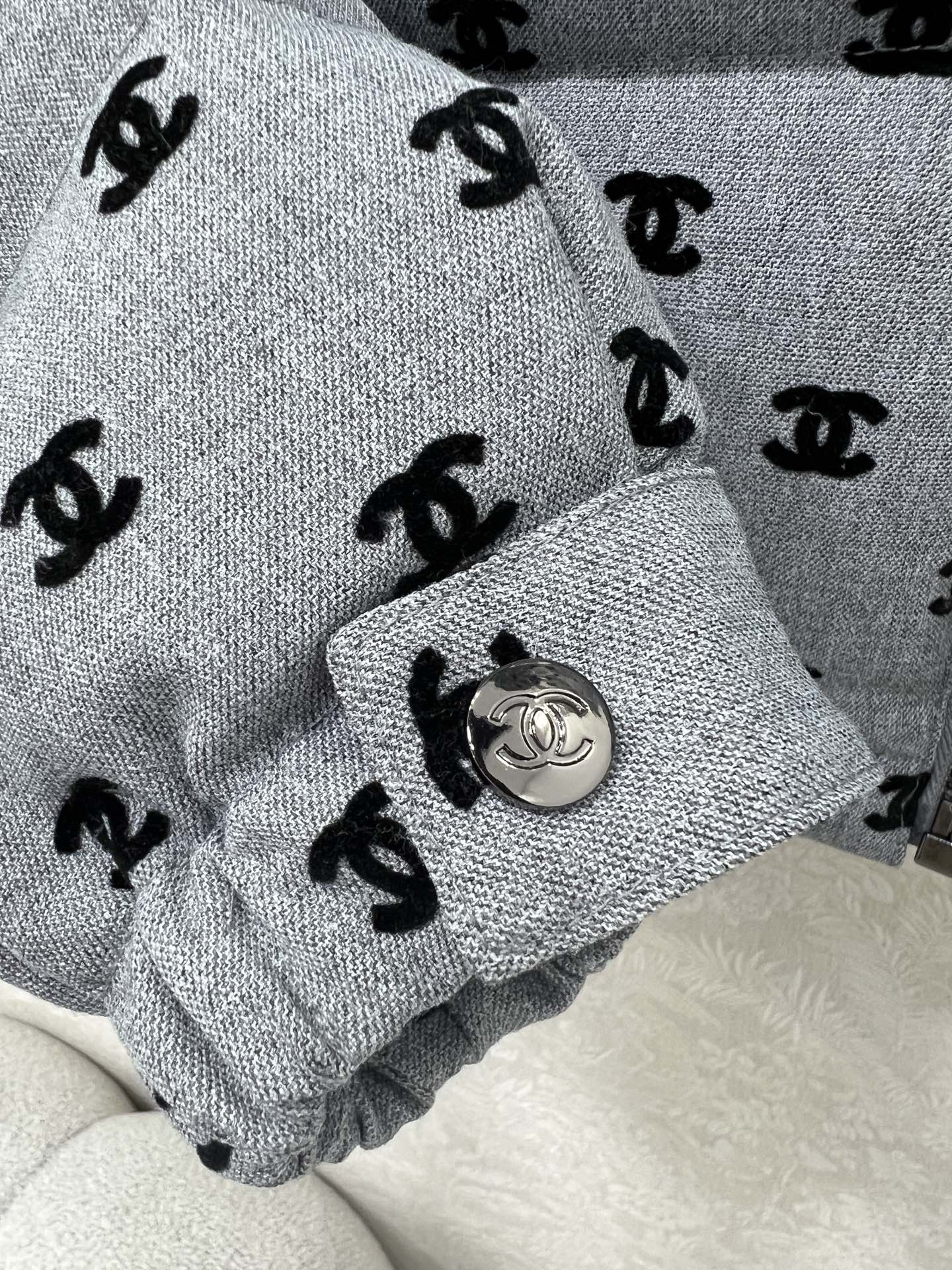 🔥🔥chan*l 25新款小立领植绒绸缎羽绒外套 90白鸭绒 双c logo植绒满印时髦好看 版型很赞 