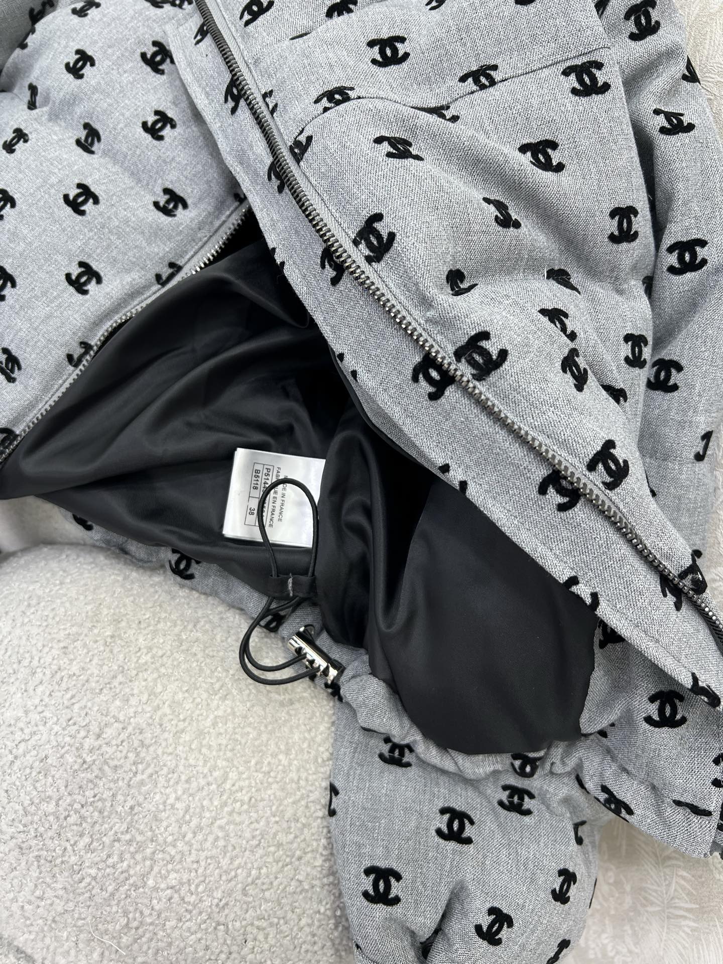 🔥🔥chan*l 25新款小立领植绒绸缎羽绒外套 90白鸭绒 双c logo植绒满印时髦好看 版型很赞 