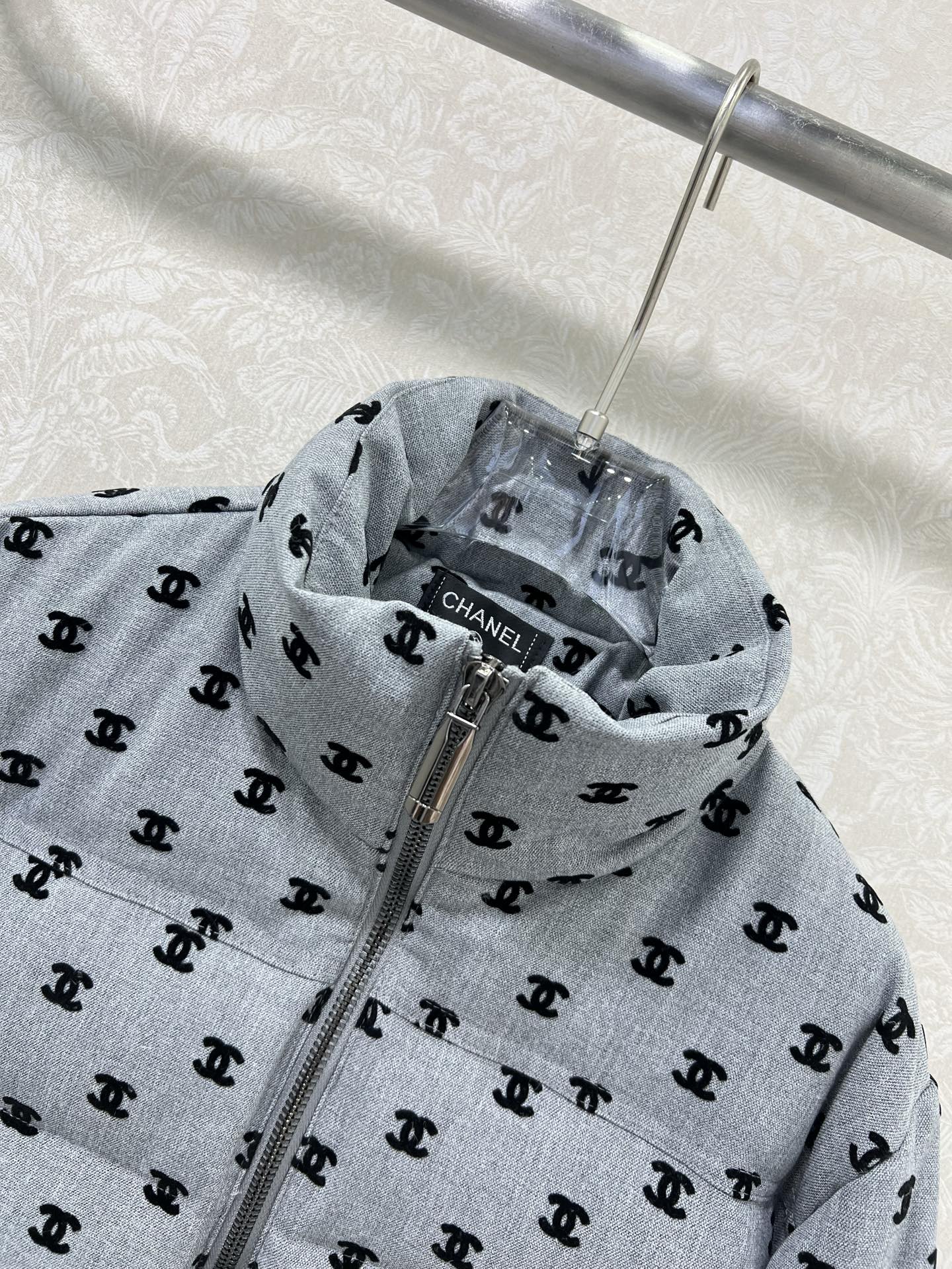 🔥🔥chan*l 25新款小立领植绒绸缎羽绒外套 90白鸭绒 双c logo植绒满印时髦好看 版型很赞 