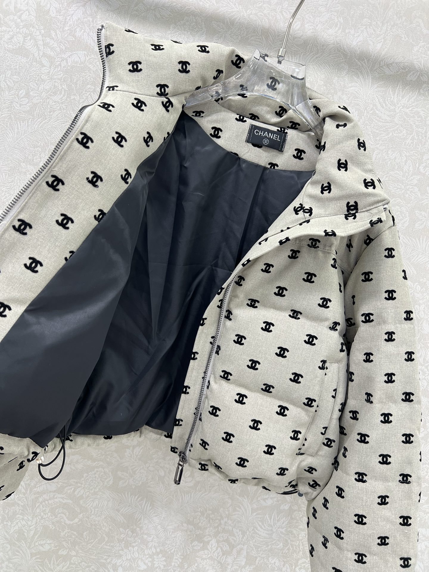 🔥🔥chan*l 25新款小立领植绒绸缎羽绒外套 90白鸭绒 双c logo植绒满印时髦好看 版型很赞 