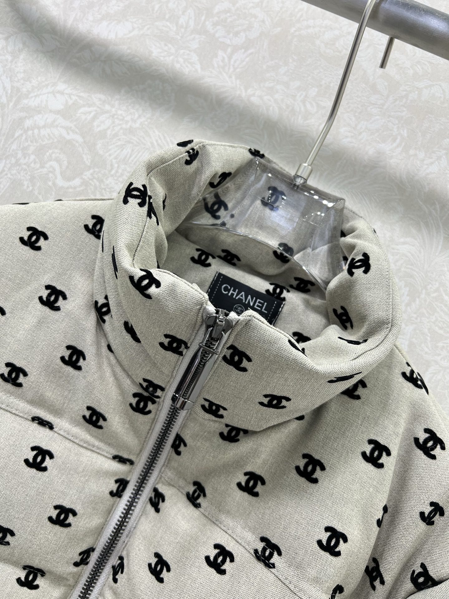 🔥🔥chan*l 25新款小立领植绒绸缎羽绒外套 90白鸭绒 双c logo植绒满印时髦好看 版型很赞 