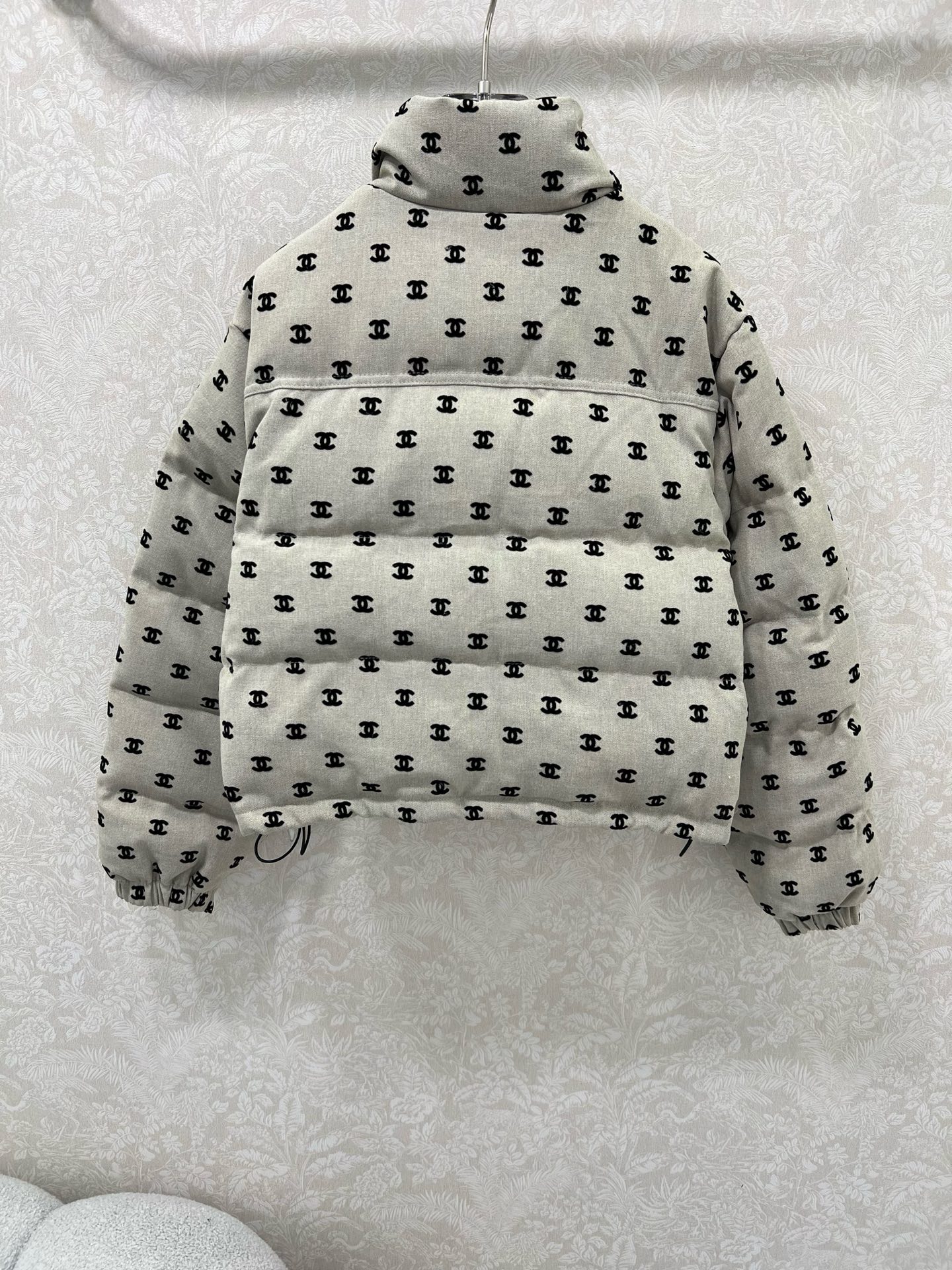 🔥🔥chan*l 25新款小立领植绒绸缎羽绒外套 90白鸭绒 双c logo植绒满印时髦好看 版型很赞 