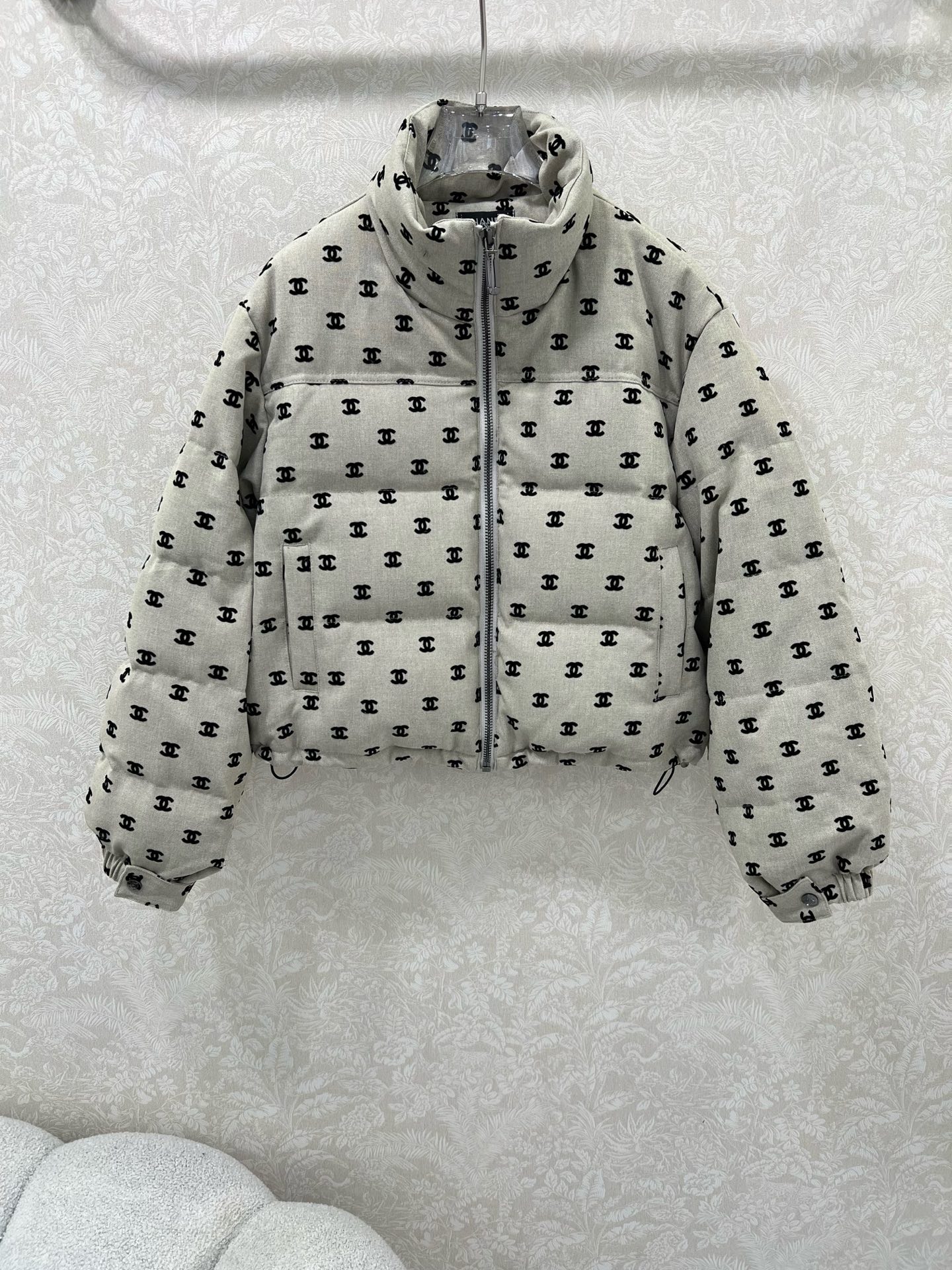 🔥🔥chan*l 25新款小立领植绒绸缎羽绒外套 90白鸭绒 双c logo植绒满印时髦好看 版型很赞 