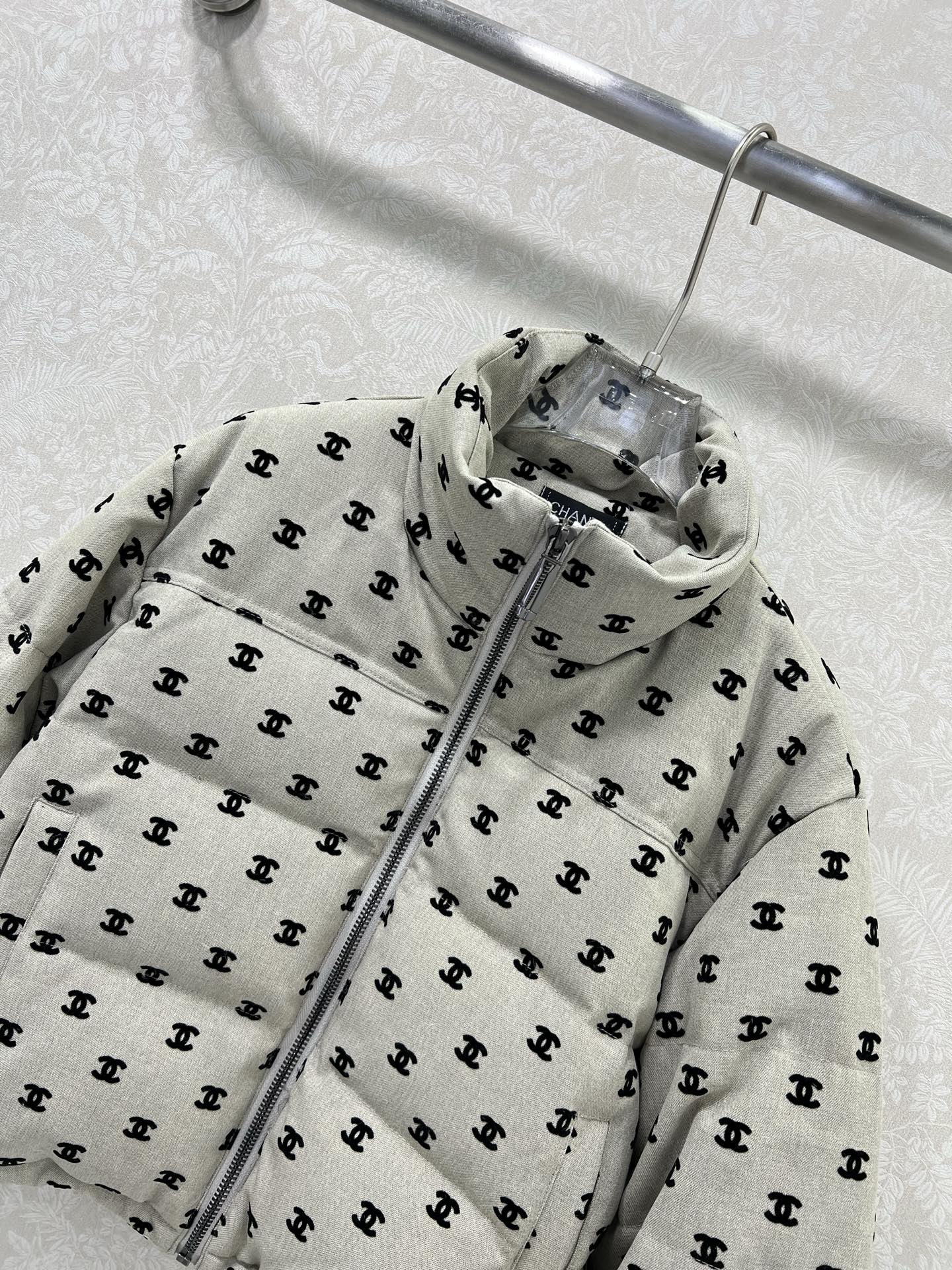 🔥🔥chan*l 25新款小立领植绒绸缎羽绒外套 90白鸭绒 双c logo植绒满印时髦好看 版型很赞 