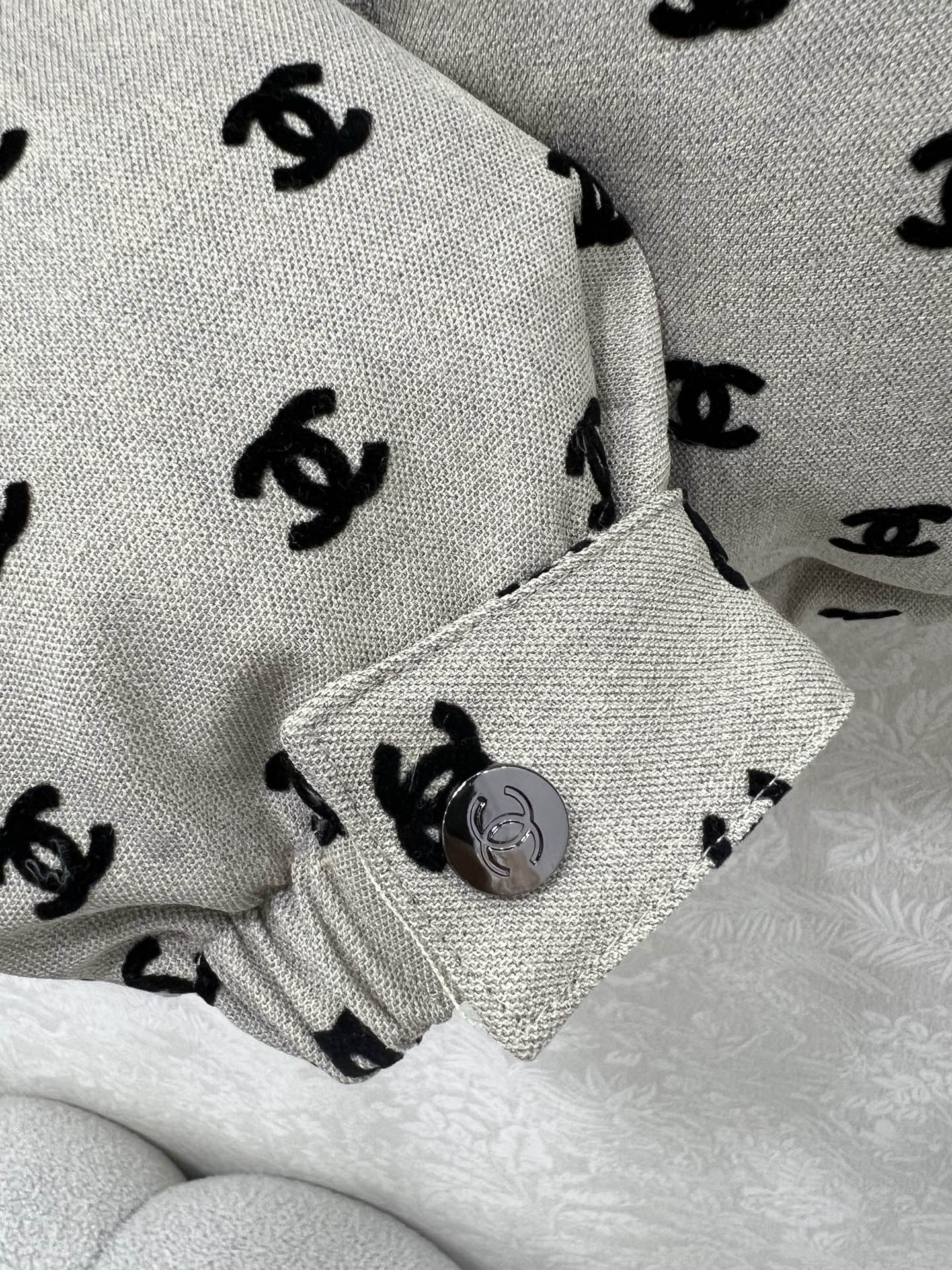 🔥🔥chan*l 25新款小立领植绒绸缎羽绒外套 90白鸭绒 双c logo植绒满印时髦好看 版型很赞 