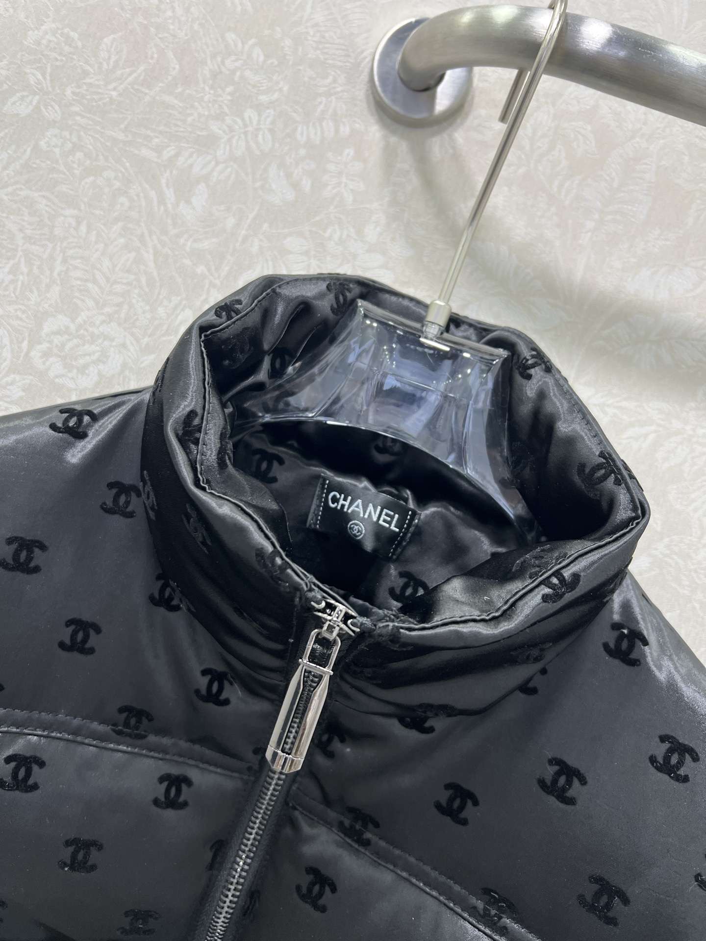 🔥🔥chan*l 25新款小立领植绒绸缎羽绒外套 90白鸭绒 双c logo植绒满印时髦好看 版型很赞 