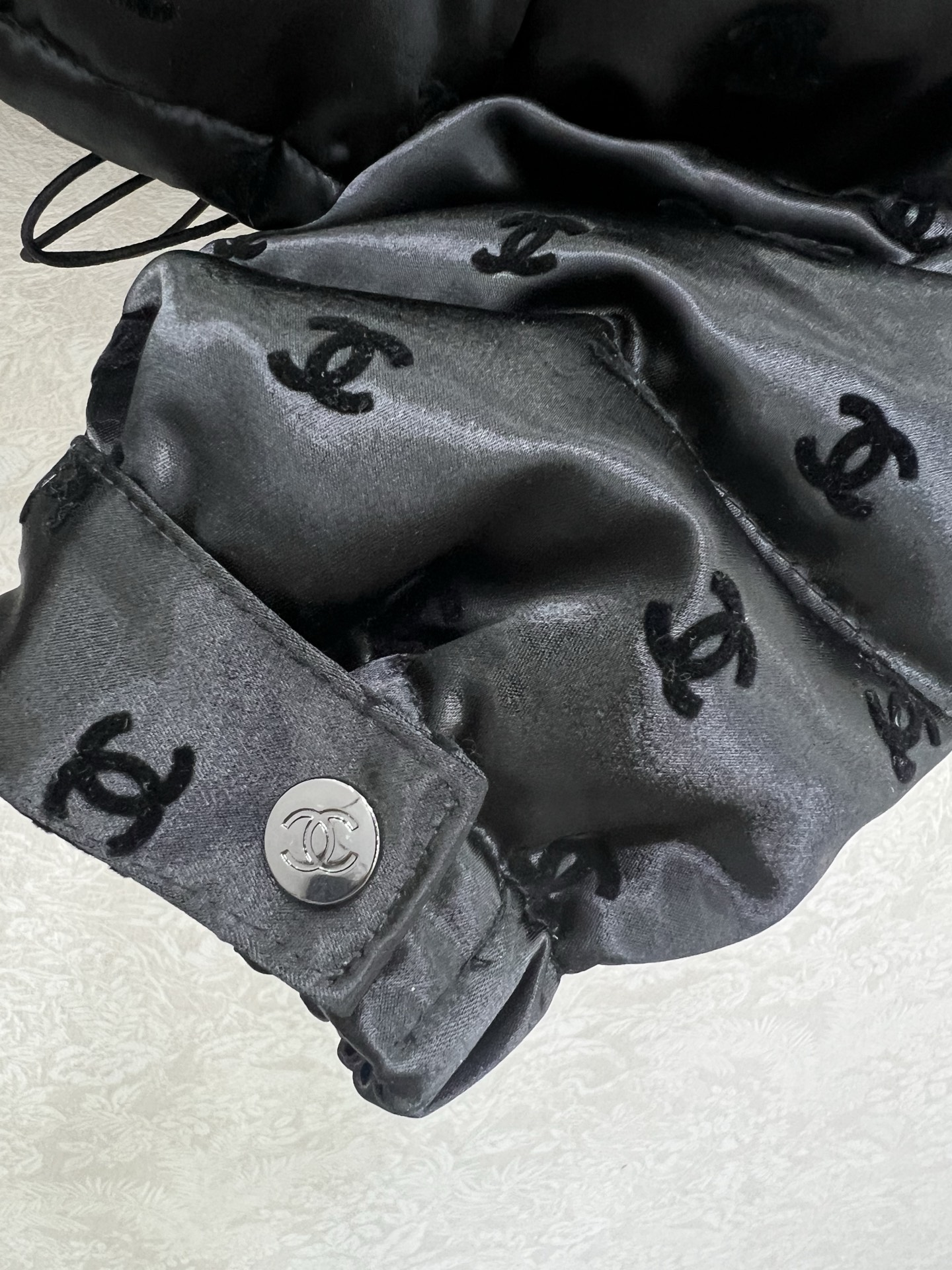 🔥🔥chan*l 25新款小立领植绒绸缎羽绒外套 90白鸭绒 双c logo植绒满印时髦好看 版型很赞 