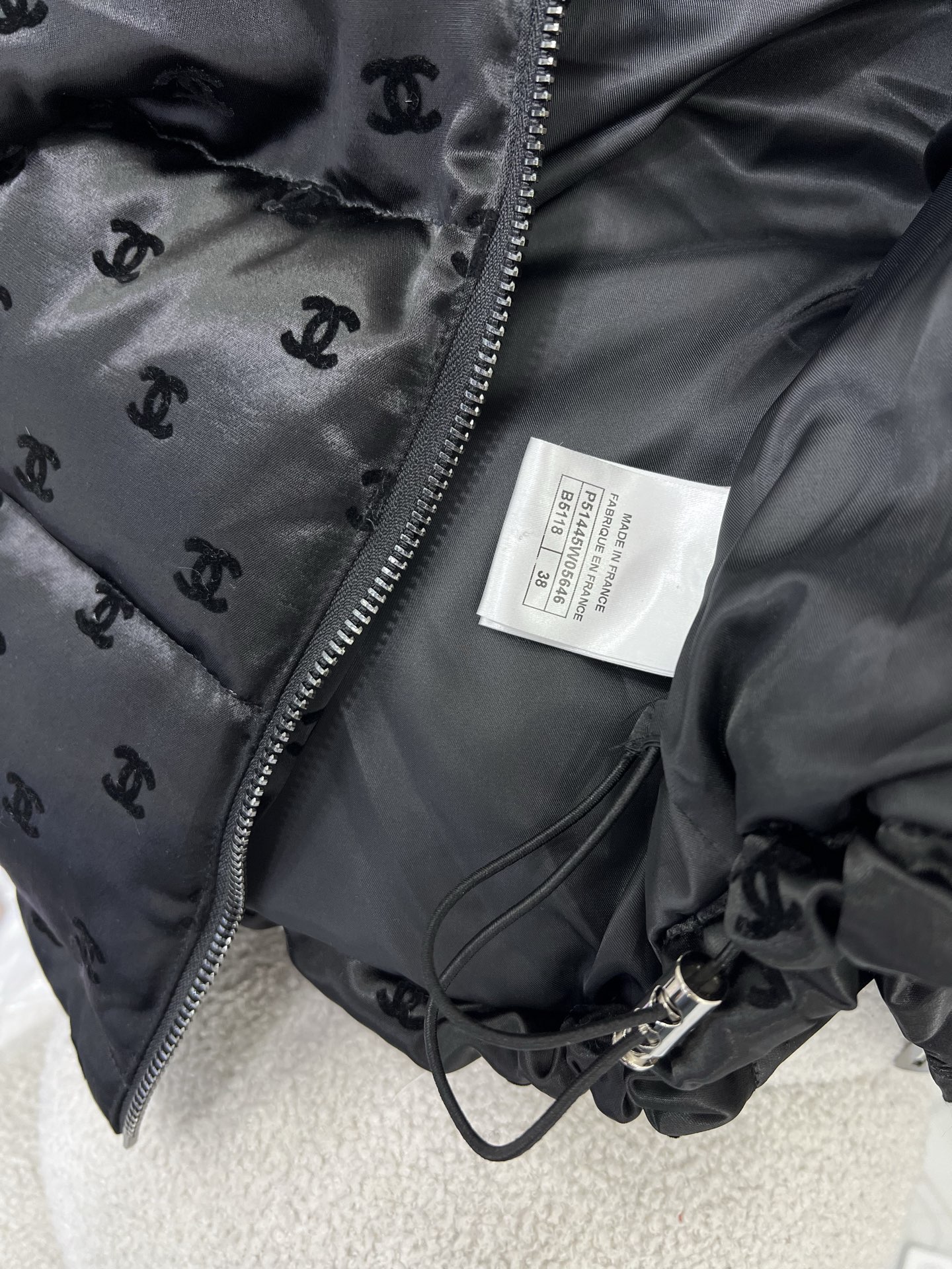 🔥🔥chan*l 25新款小立领植绒绸缎羽绒外套 90白鸭绒 双c logo植绒满印时髦好看 版型很赞 